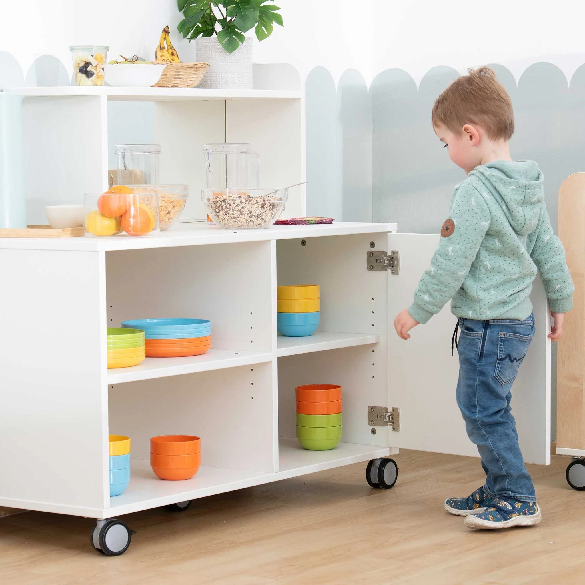 Kinderküchen-Setup, Kunststoffschalen, Lebensmittelbehälter, Küchenregal, Rollwagen