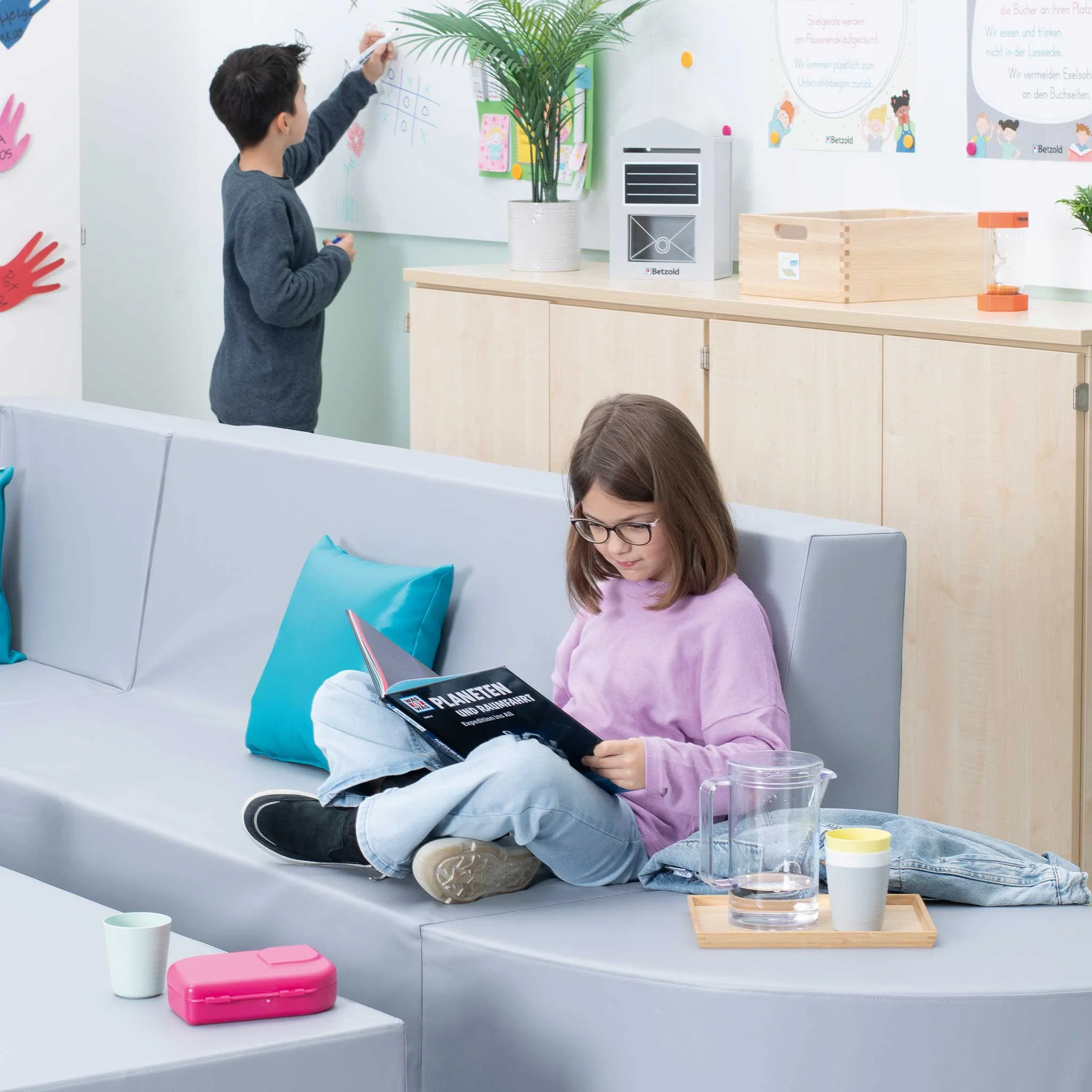 kindermöbel, leseecke, sofa, lesebuch, glasflasche