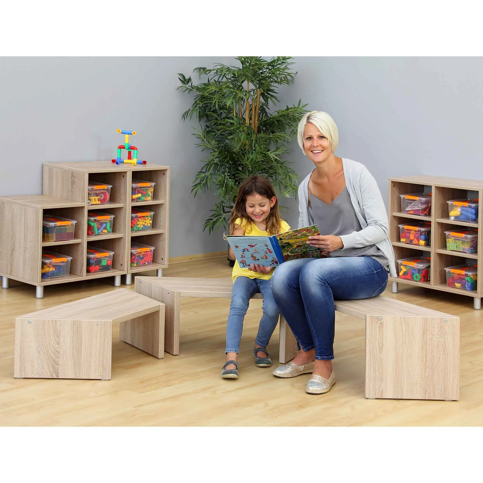Kinderzimmer, Spielzeugaufbewahrung, Holzregal, Kinderstuhl, Leseknoten?