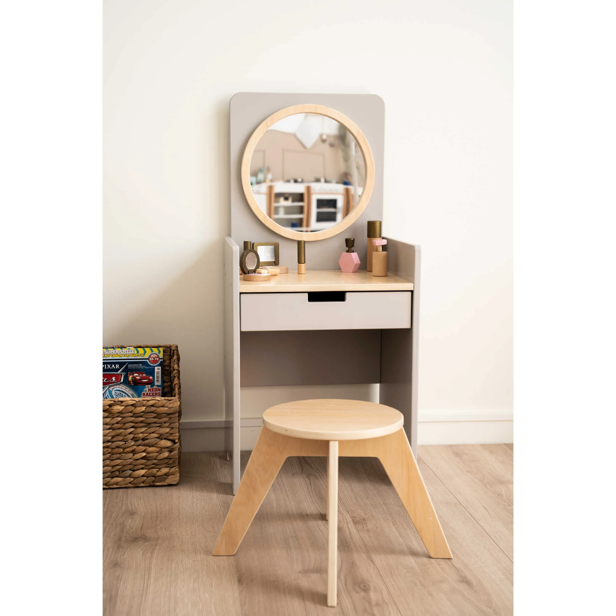 Kleiner Schminktisch, Rundspiegel, Holzstuhl, Kinderzimmer, Spiegelkommode