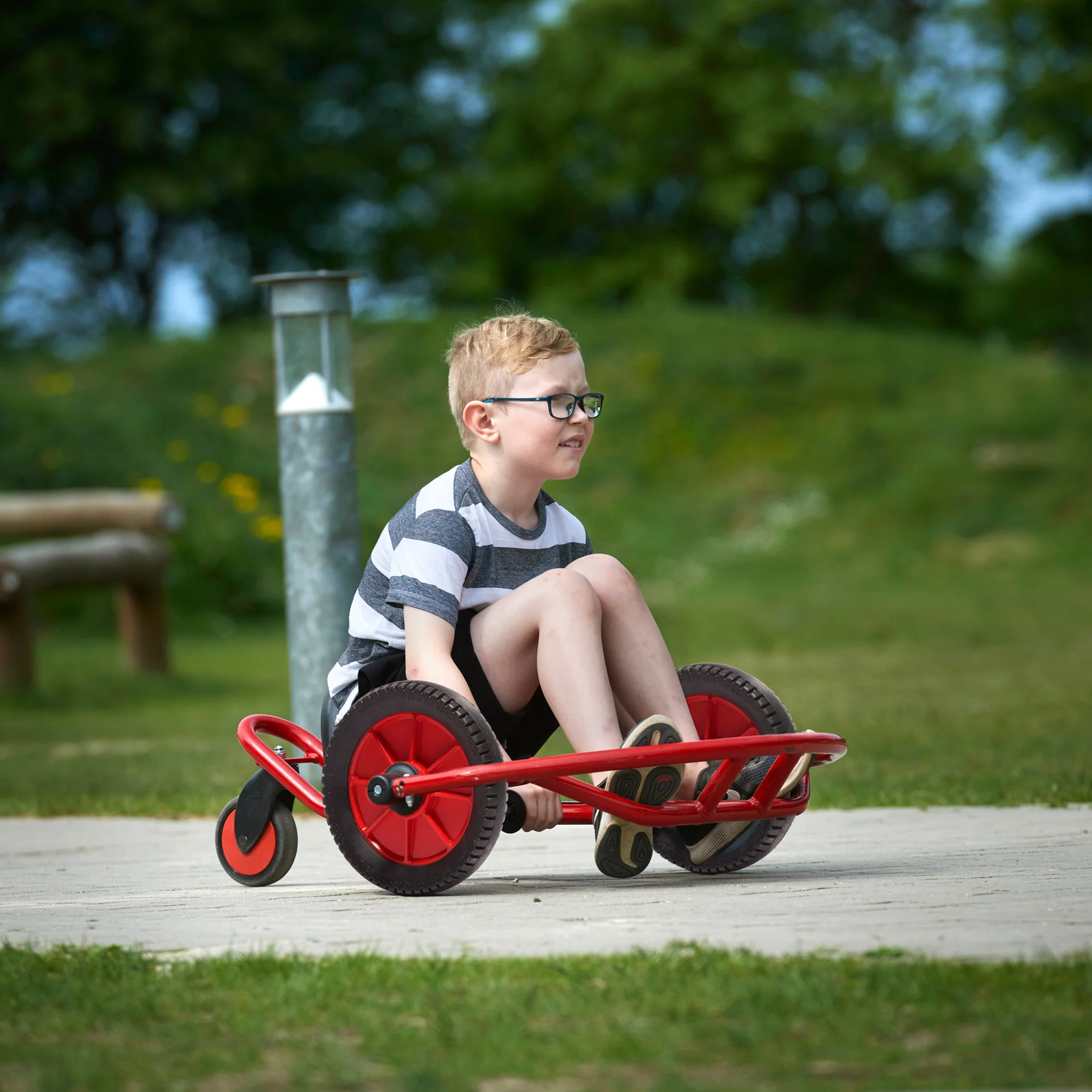 Kindersportwagen, Rotes Dreirad, Grau-weißes Shirt, Gummireifen, Outdoor Spielzeug