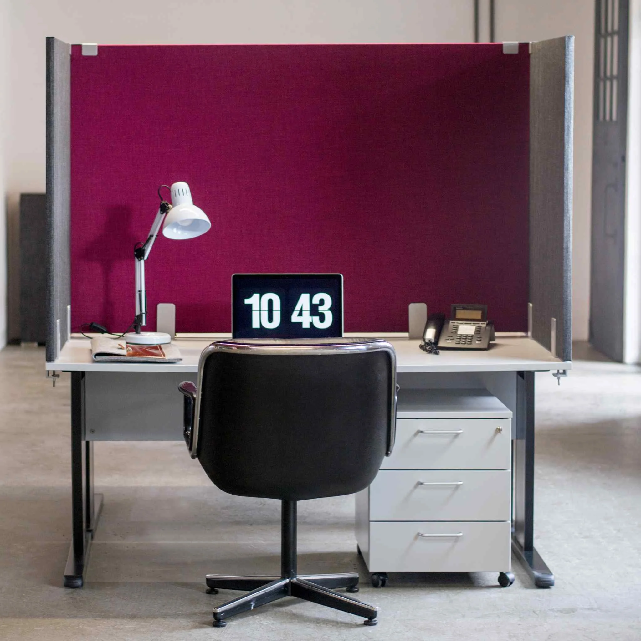 office desk, kubikeltaste, arbeitsplatz, tischlampe, uhranzeige