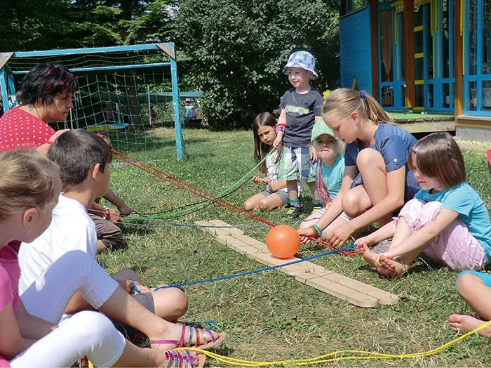 Kindergruppe, Outdoor-Spiel, Seilspiel, Ball, Sandweg