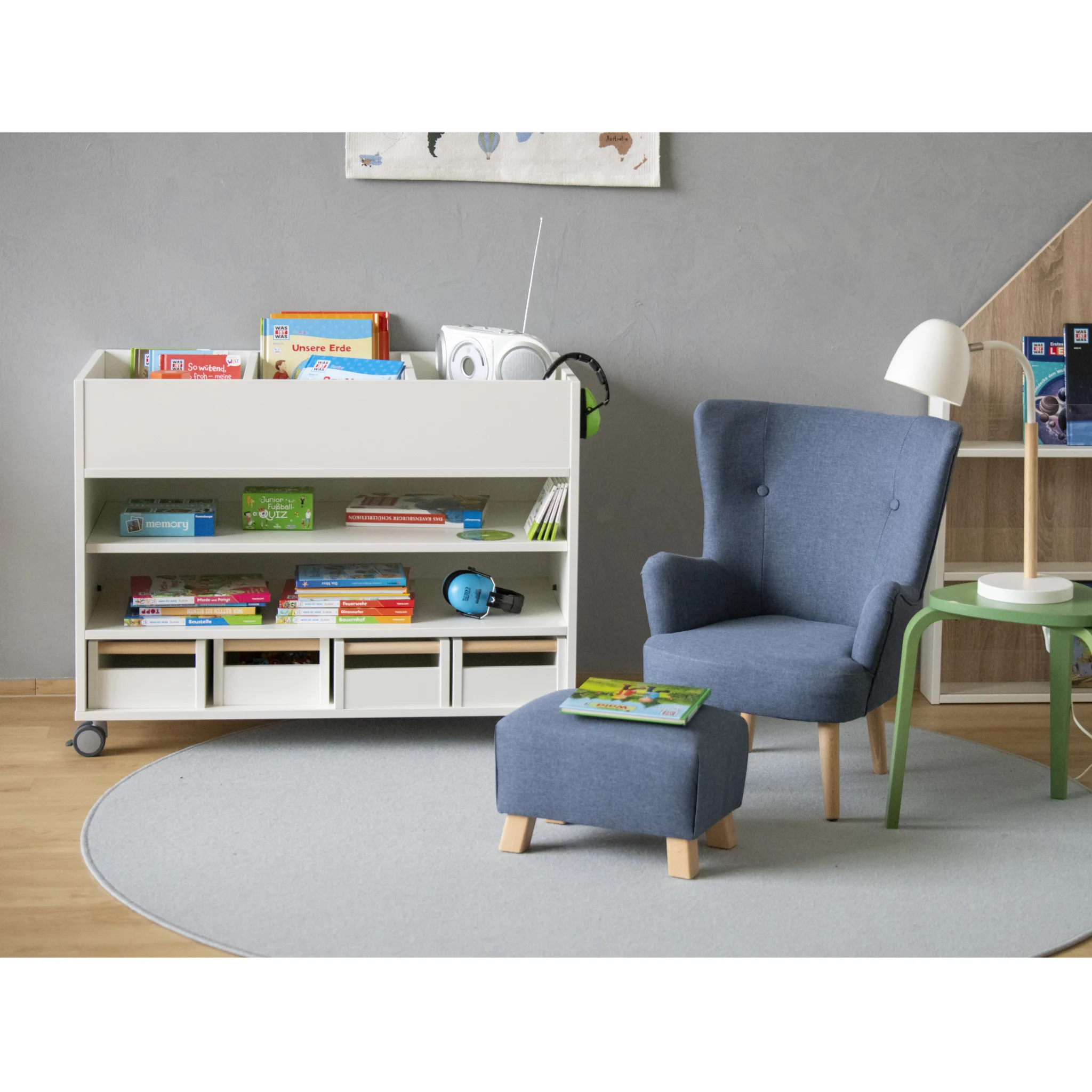 Kinderzimmer, Bücherregal, Sessel, Hocker, Spielzeug