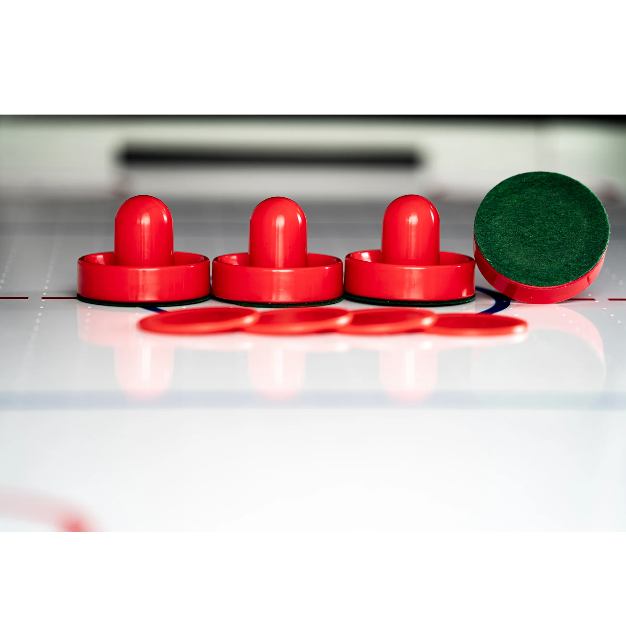 Hockeyscheiben, rote Kappen, rote Scheiben, grüner Scheuerschwamm, Eishockeyausrüstung