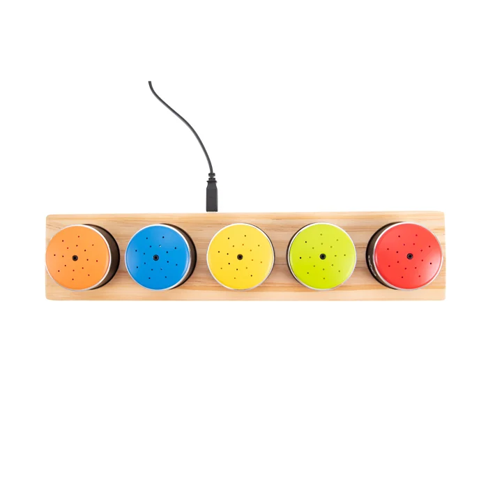 USB betrieben, USB-Hub, bunte Magnete, Holzplatte, Multiport-Ladegerät