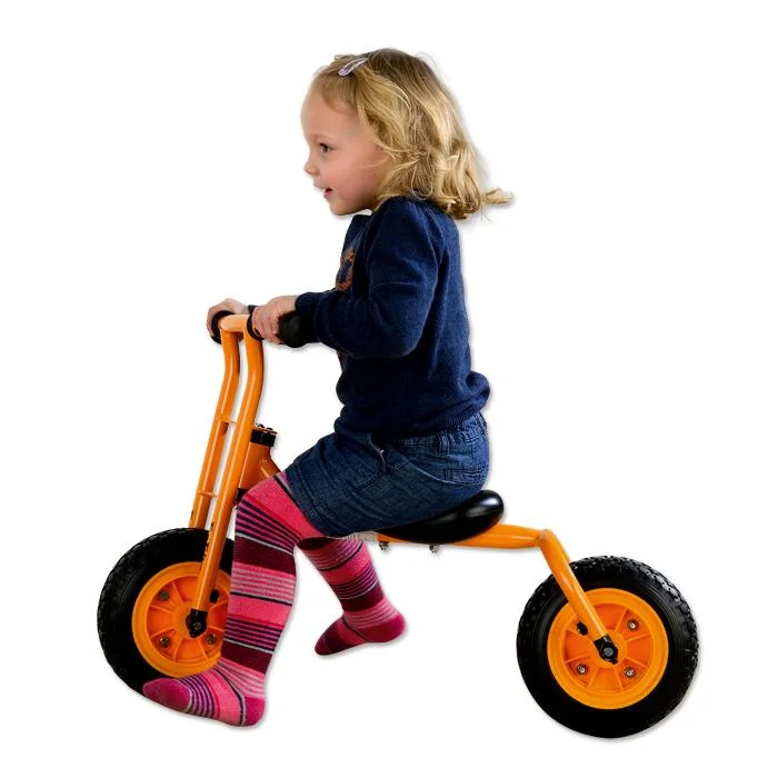 Kinderbike, Balancebike, Orangenes Rahmen, Gummiräder, Strumpfhose?