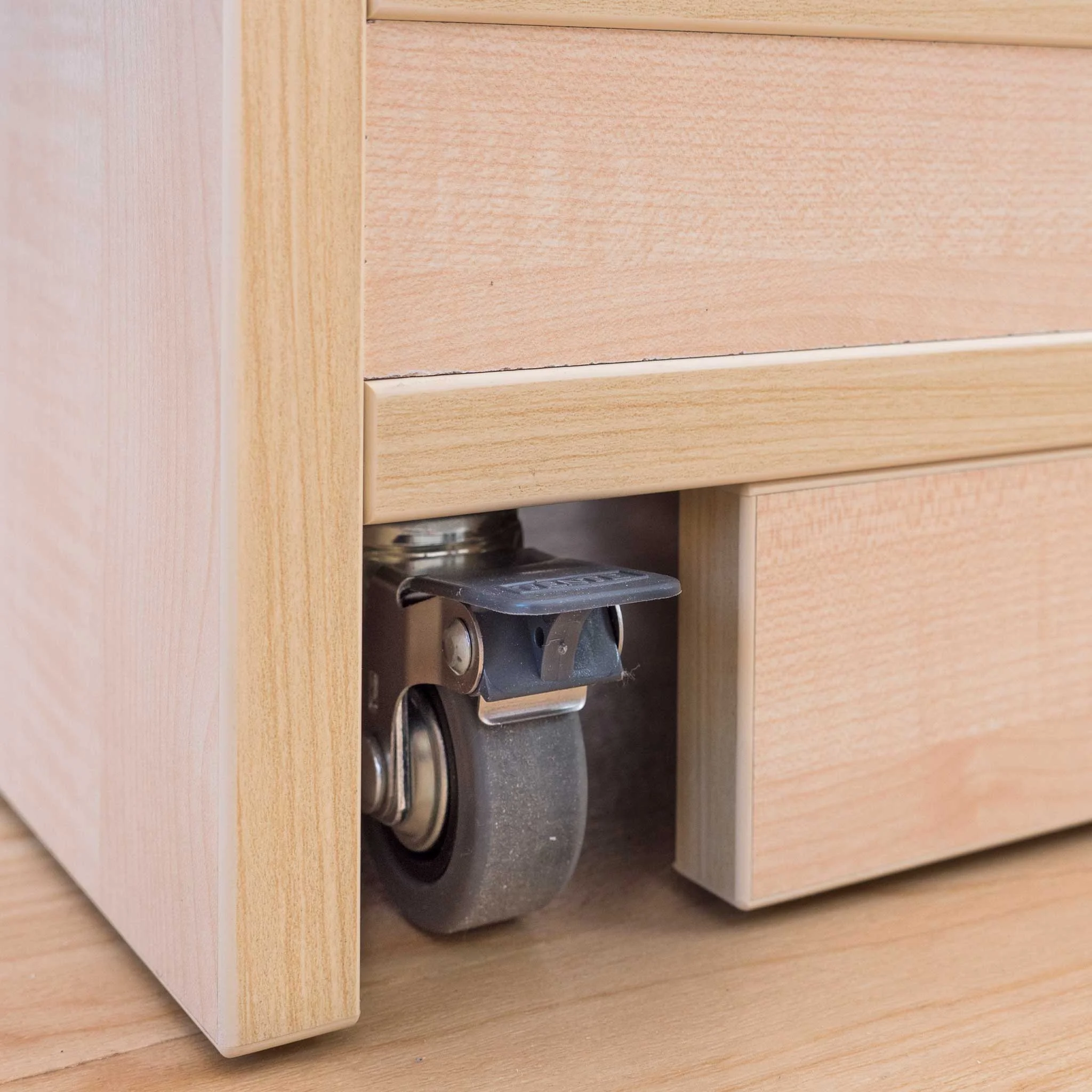 Holzschrank, Schublade, Gleiter, Rollen, Möbelfüße