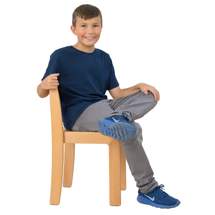 Kindergartenstuhl, Lernstuhl, Holzstuhl, Kinderstuhl, Junge mit blauem Shirt
