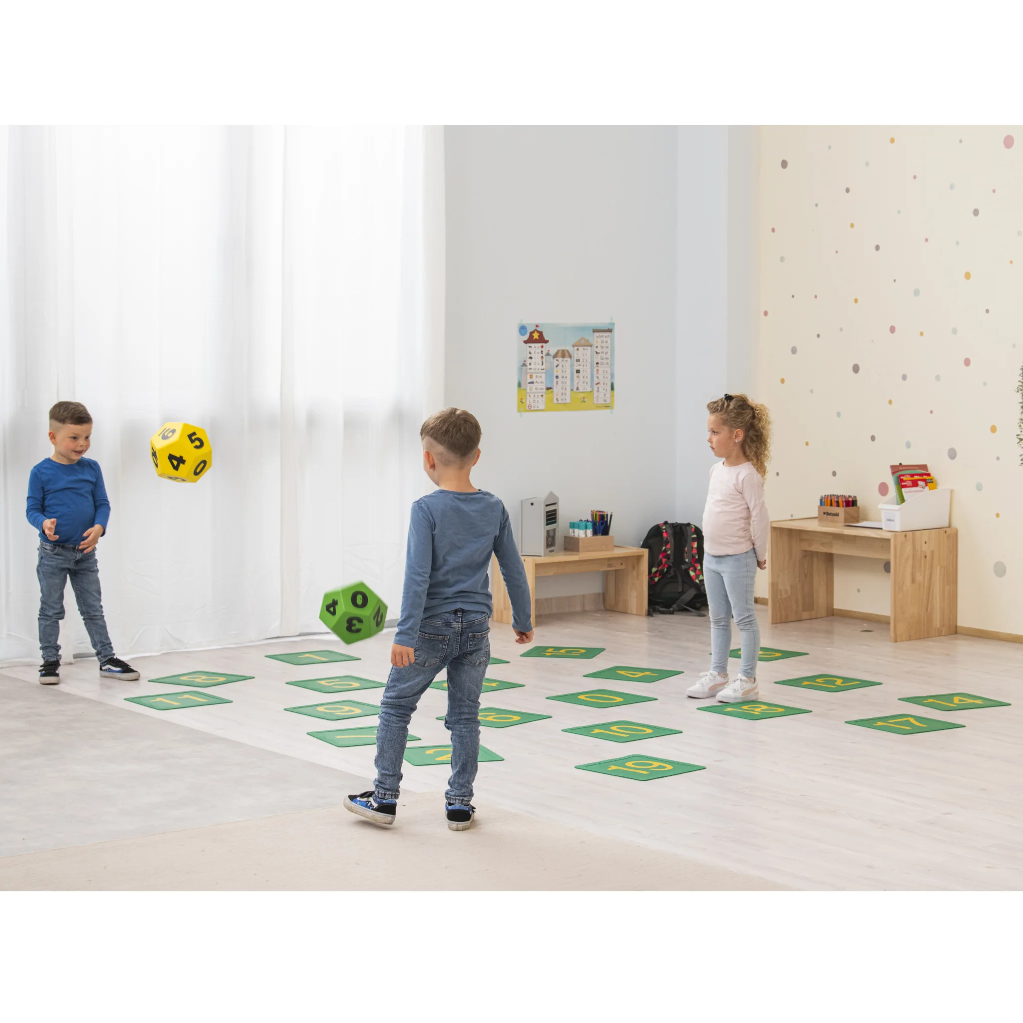 kinderspiel, klassenzimmeraktivität, soft matten, buchstabenmatten, weiche würfel