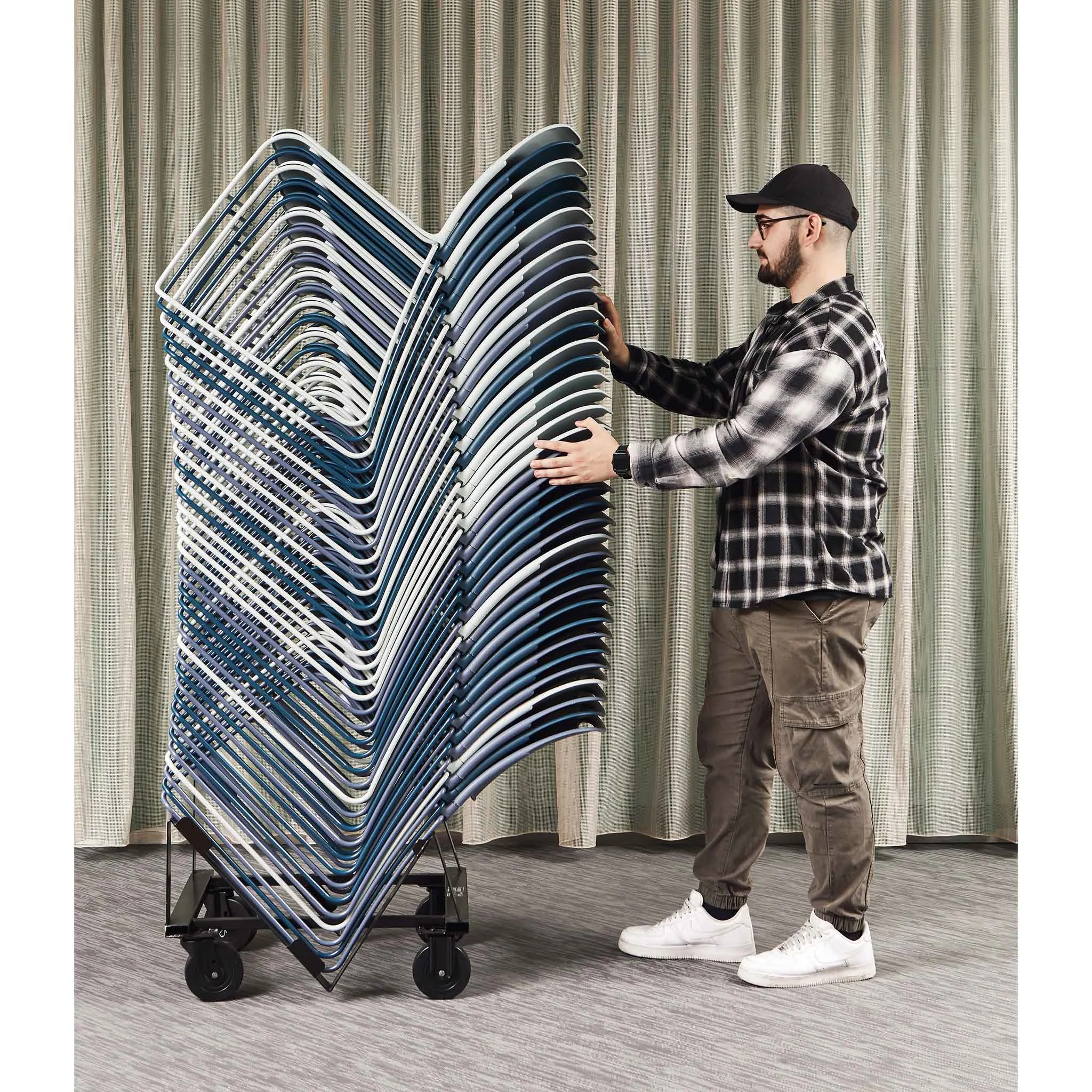 Stapelstühle, Klapptische?, Farbige Stühle, Stuhlgestell, Rollwagen