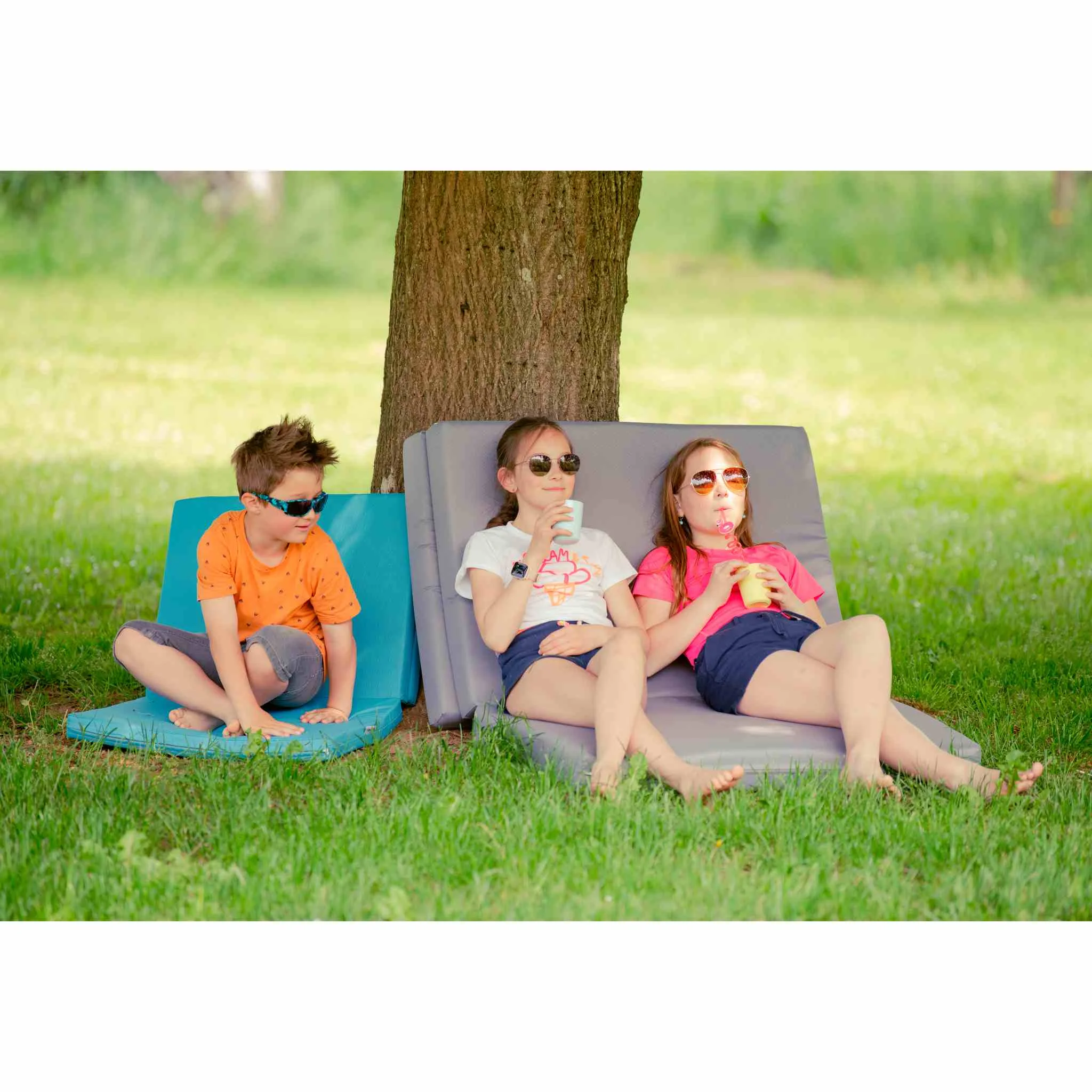 Kinder-Sonnenliegen, Sonnenbrillen, Sommeroutfit, Graspark, Kunststoffmatratzen