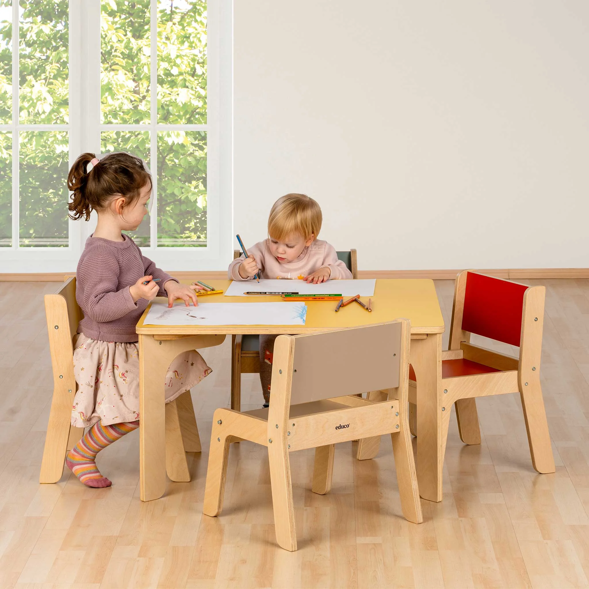 Kinderstuhl, Kleinkindermöbel, Holztisch, Malutensilien, Spielzimmer Einrichtung