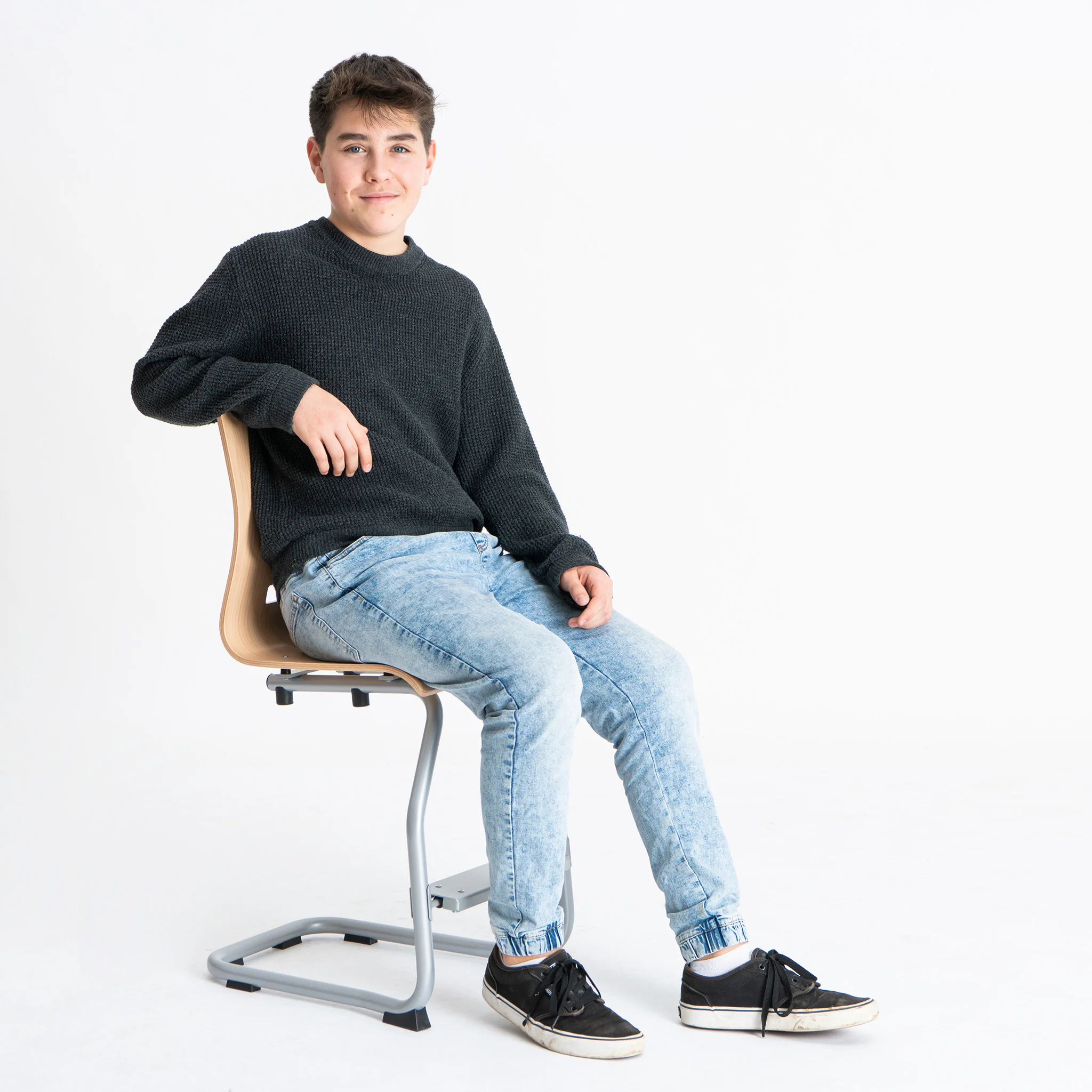 Pullover, Strickware, dunkelgrau, Jeans, Sneaker