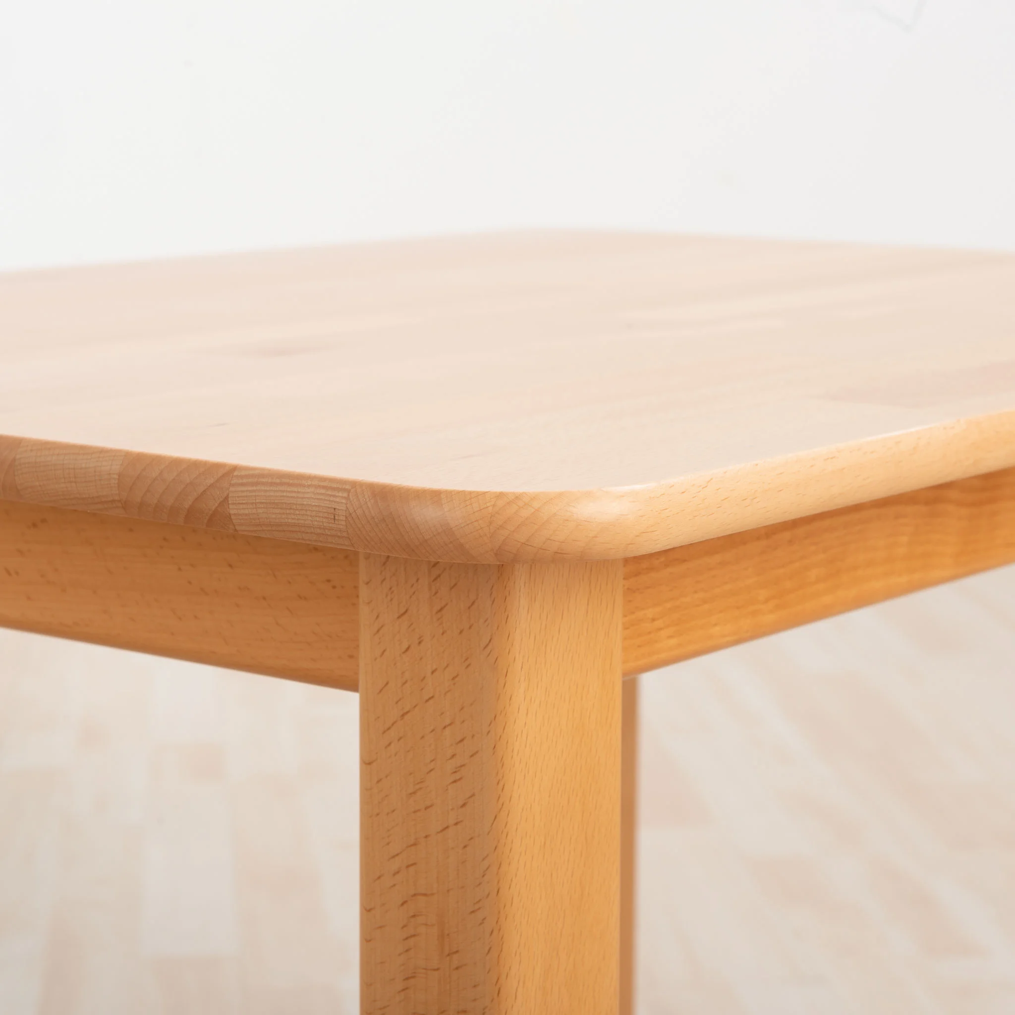 Holztisch, Eiche, Kante abgerundet, flacher Tisch, Holzplatte