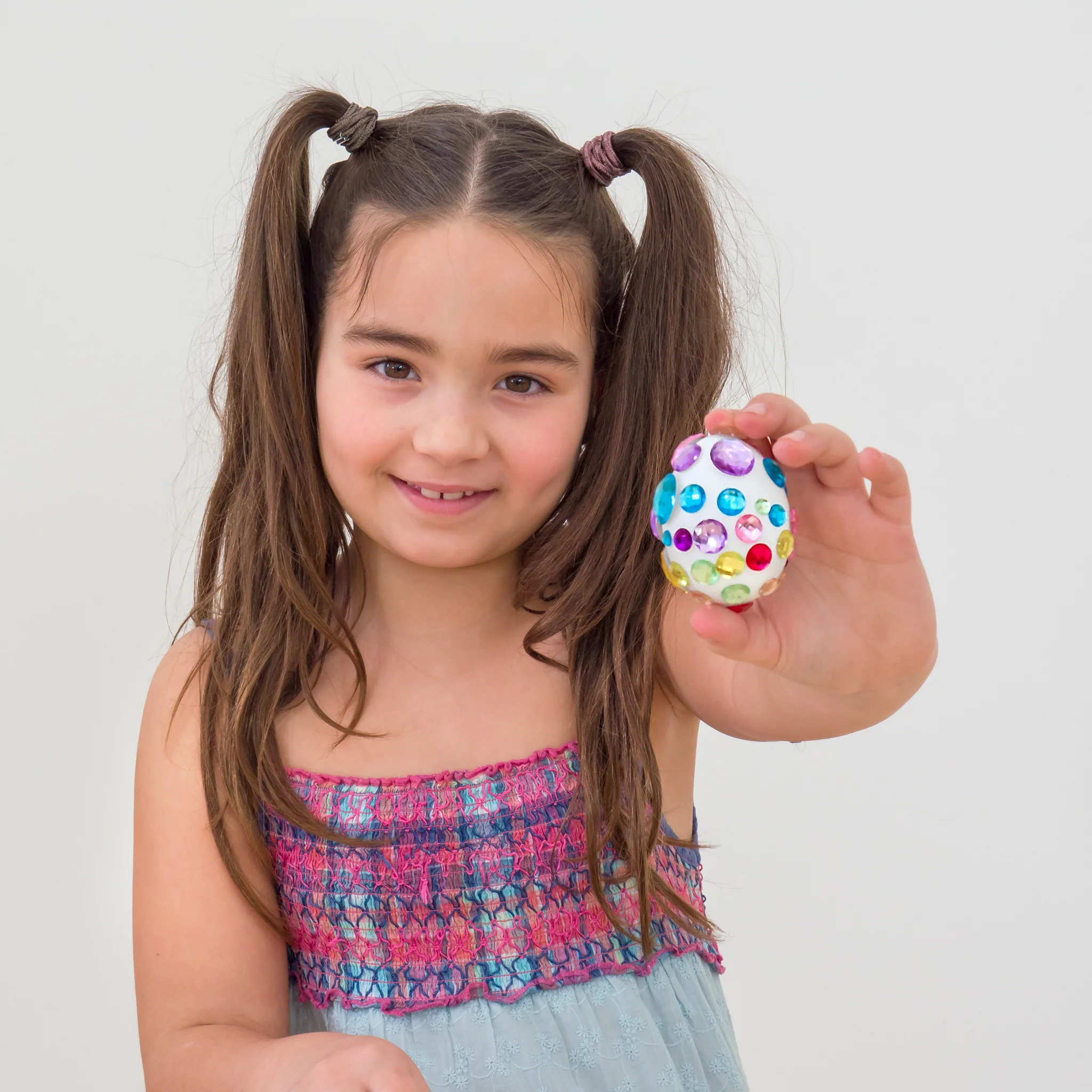 Kinder, Eier, Dekorierte Eier, Glitzersteine, Spielzeug