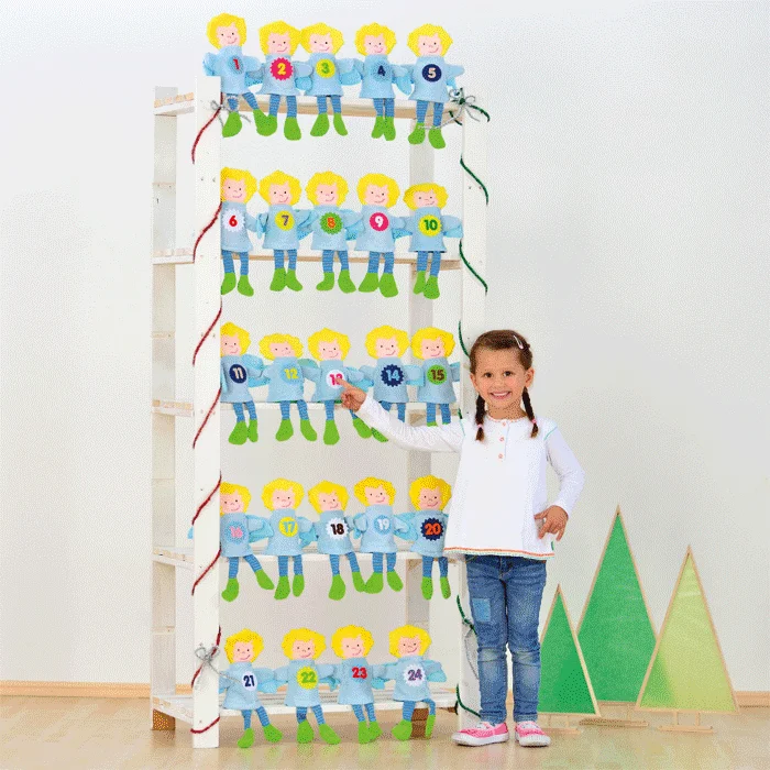adventskalender, hölzerner regal, papierfiguren, kinder spielzeug, nummerierte figuren