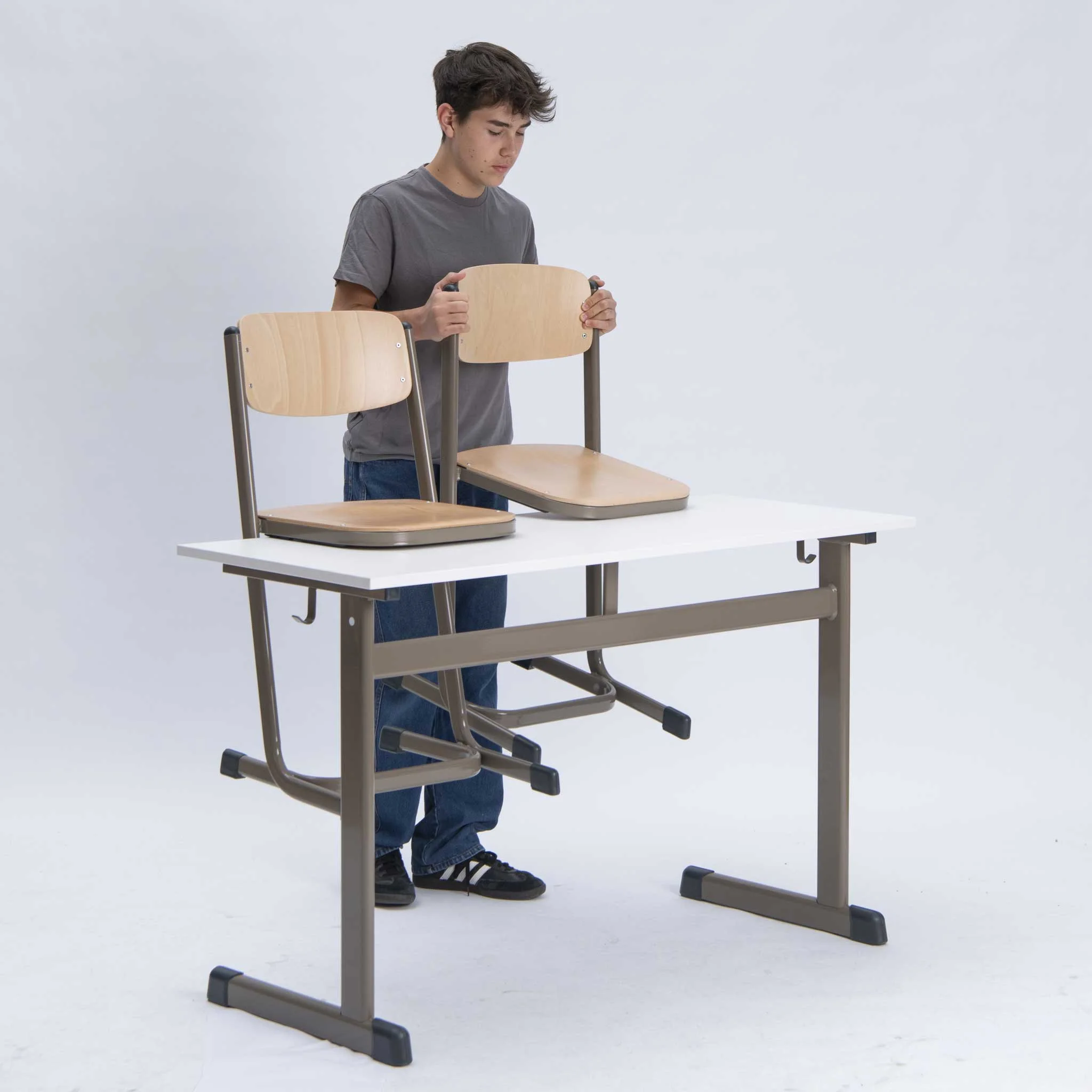 Schreibtischstuhl, Klappstuhl, Holzstuhl, Metallgestell, Schreibtisch-Setup