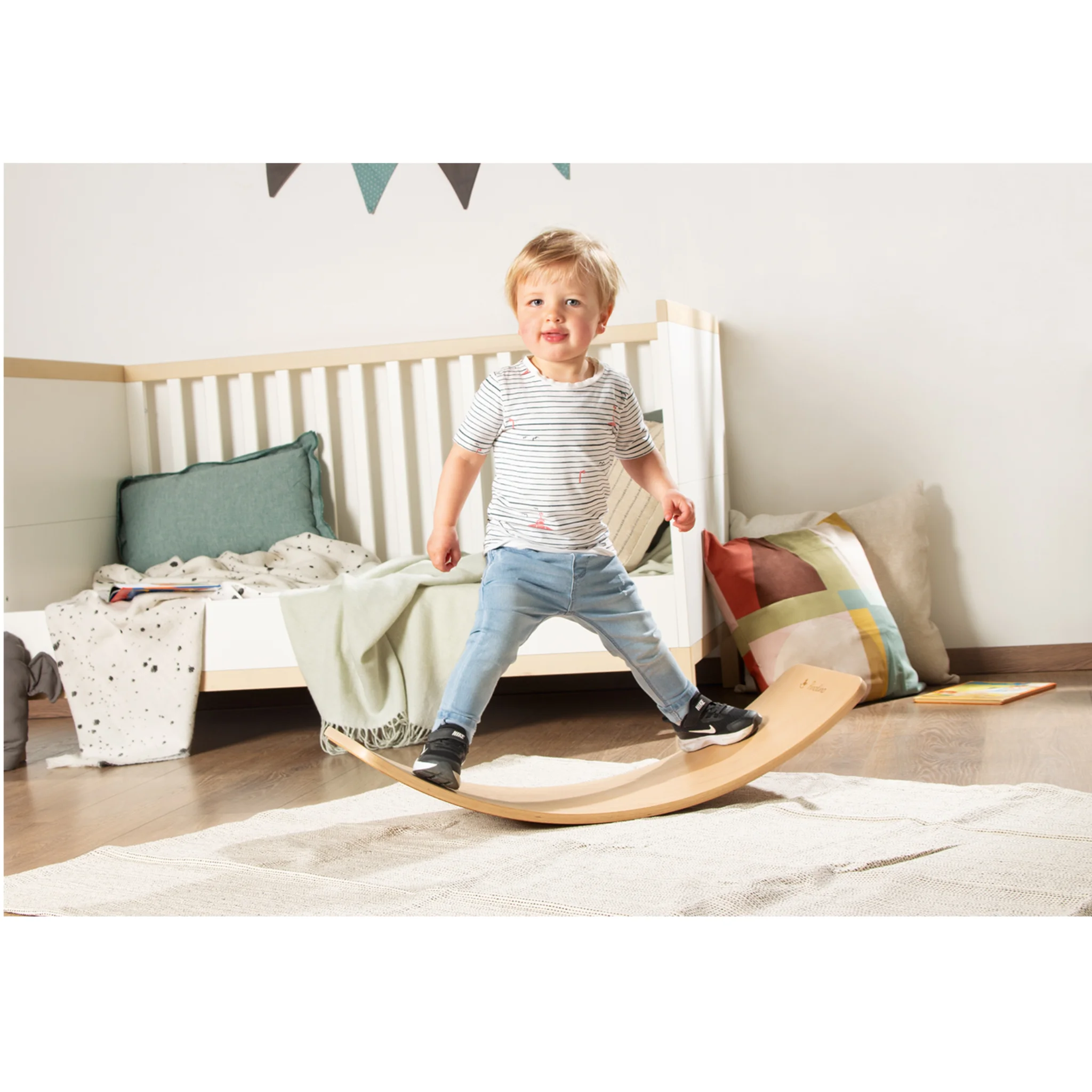 Kleinkind, Rutsche, Holzrutsche, Kinderzimmer, Holzspielgerät