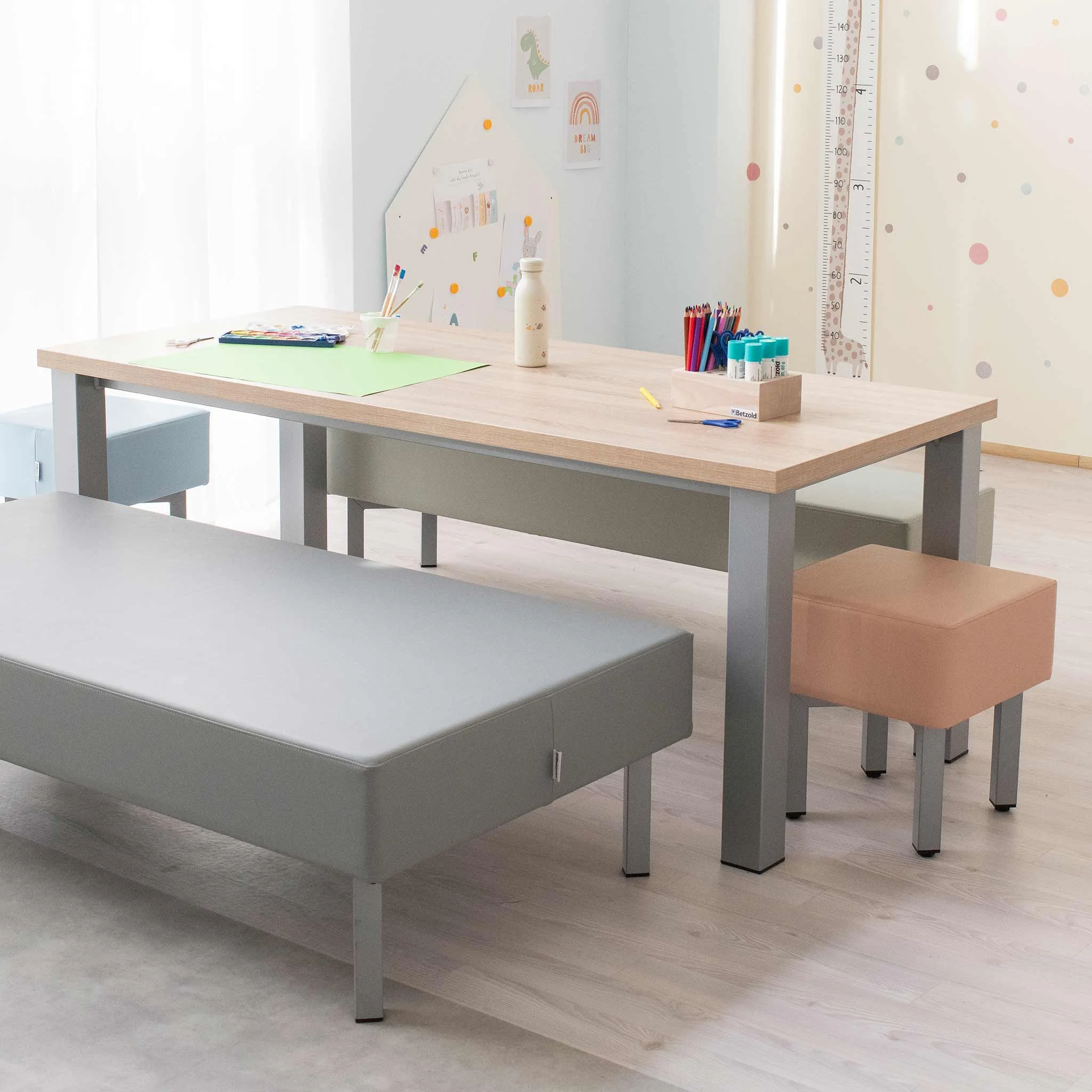 Schreibtisch, Kinderzimmer, Holztisch, graue Beine, Puffersitz