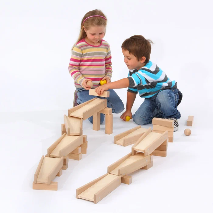 Holzspielzeug, Konstruktion, Holzblöcke, Kinder spielen, Bausteine