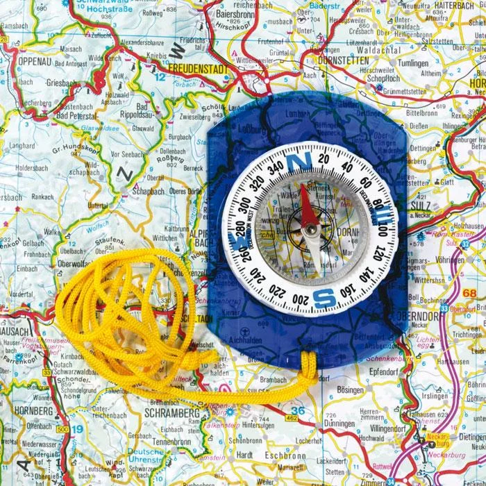 Kompass, See-Kompass, liquid-filled compass, blauer Etui, gelber Schnur