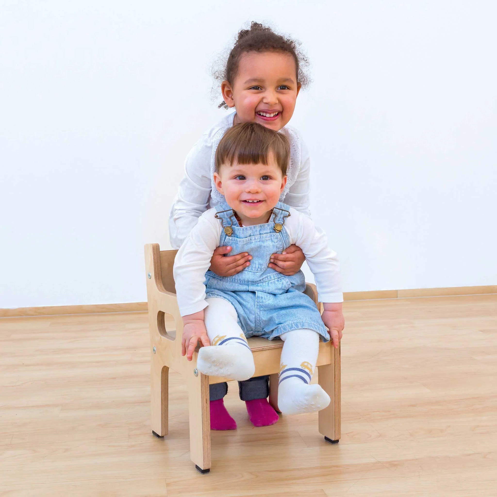 Kinderstuhl, Kinderstuhl aus Holz, Kinderstuhl Hochstuhl, Latzhose, Socken