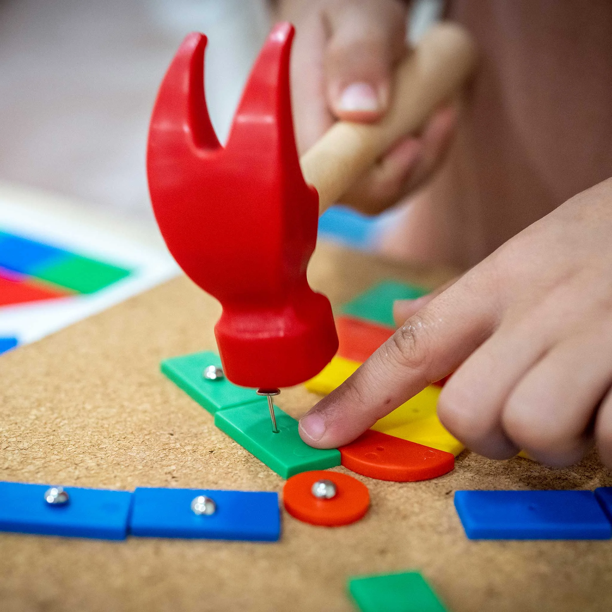 Kinderwerkzeug, Nageleisen, Puzzleset, Holzboden, Bunte Bausteine