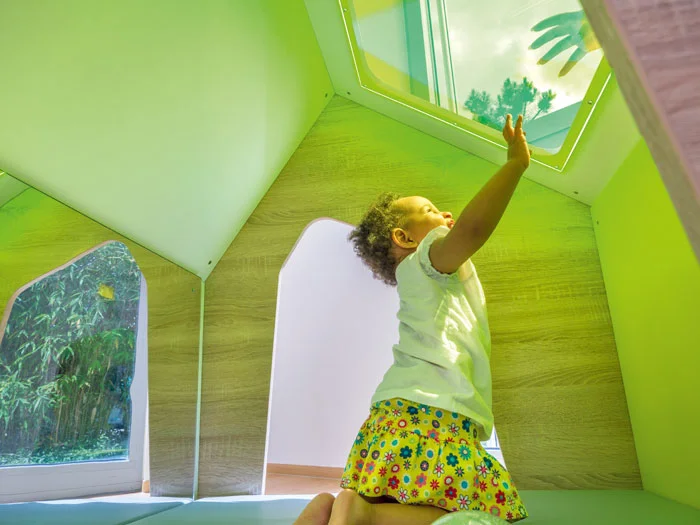 kids, playroom, dreiecksfenster, grüne wände, helles szene