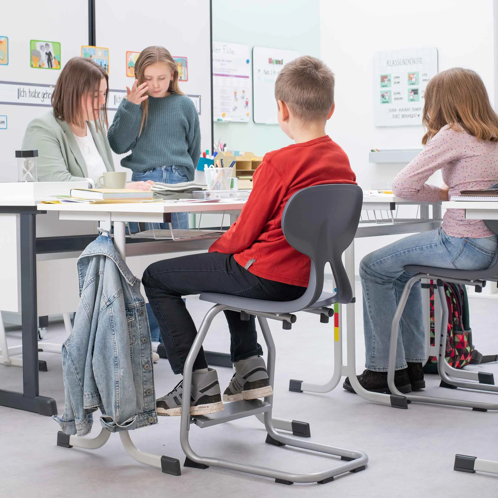 Klassenraum, Schüler, Schreibtisch, Stühle, Rucksack