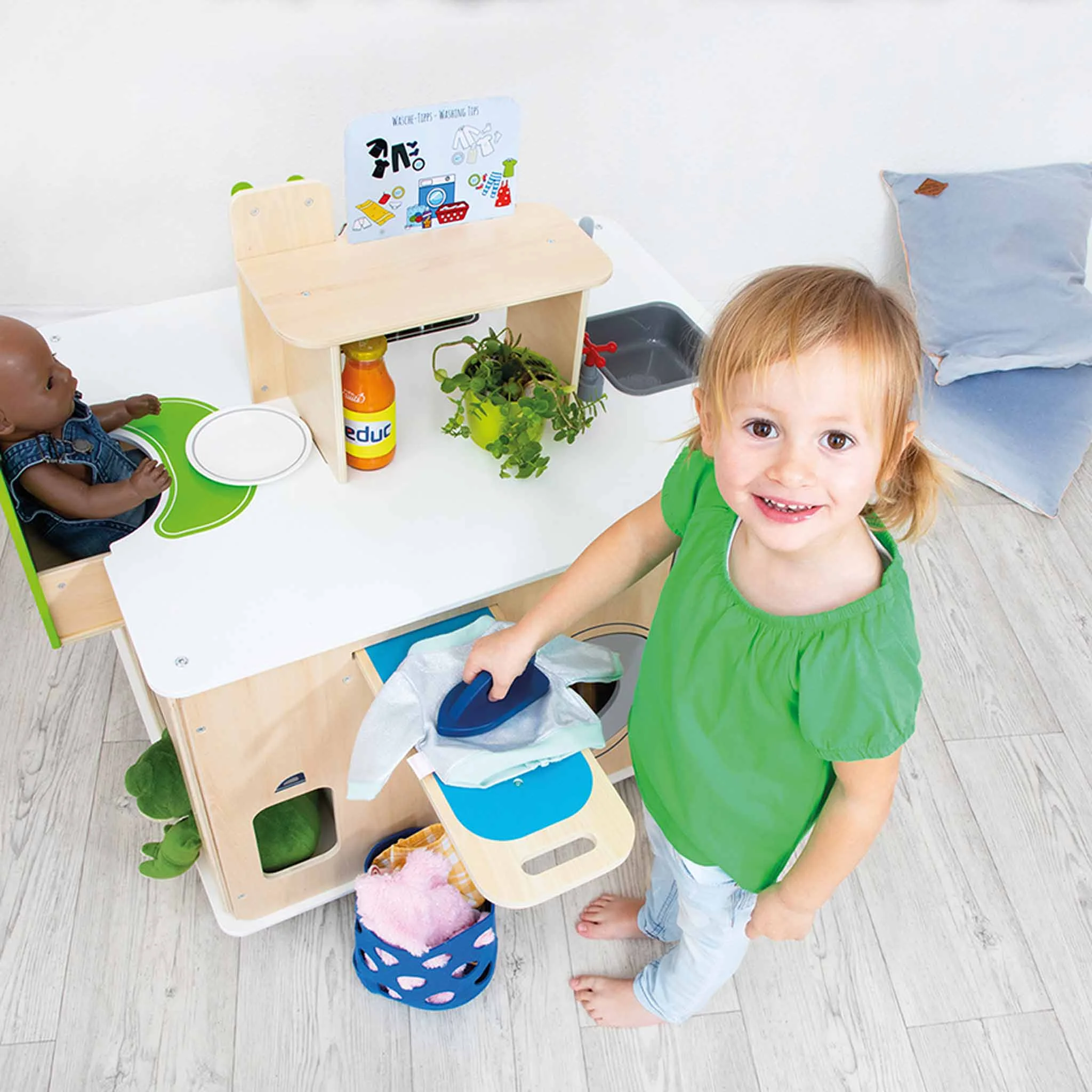 Kinderküche, Holzküche, Spielküche, Küchenutensilien, Kleidung grün