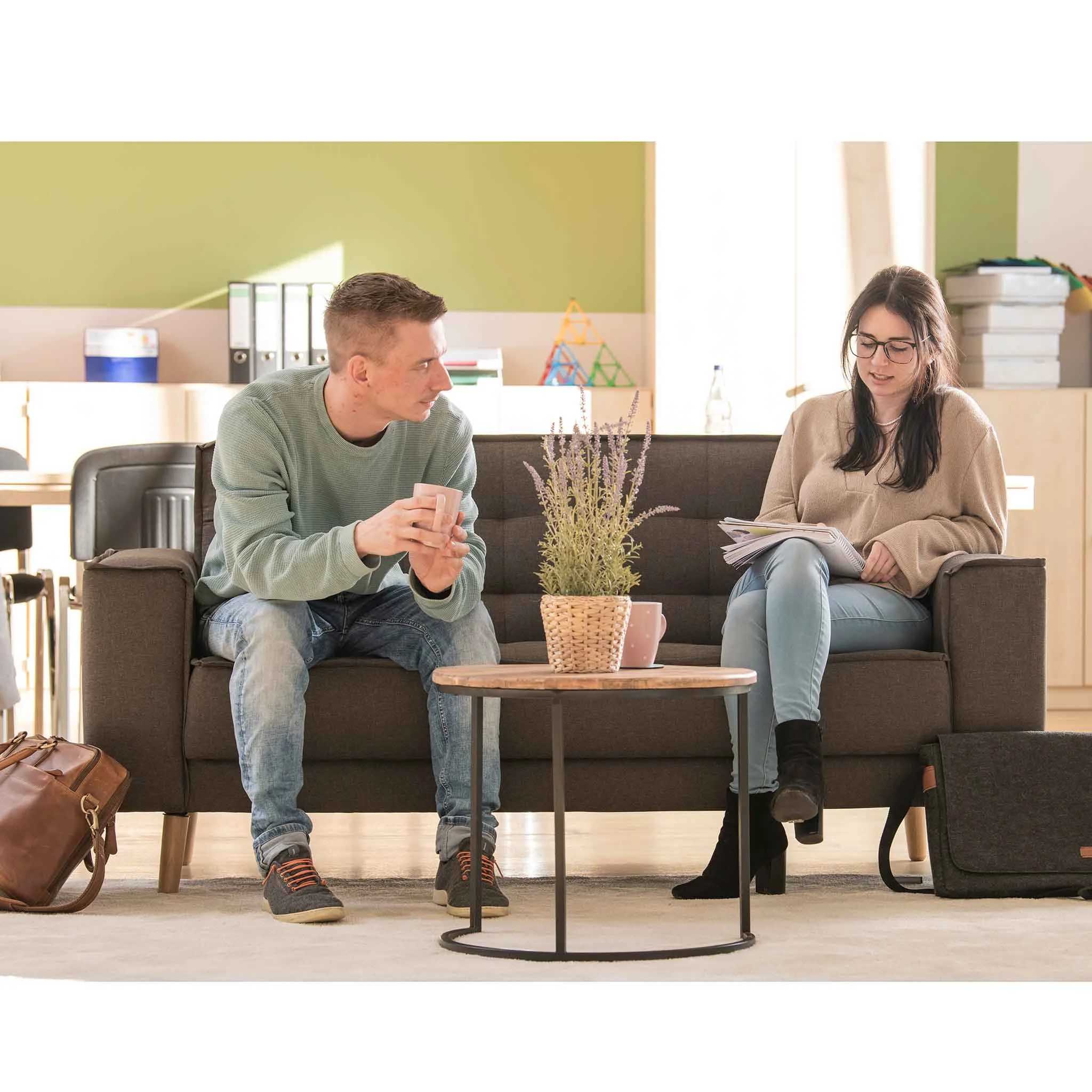 Sofa, Wohnzimmer, Tisch, Pflanze, Menschen