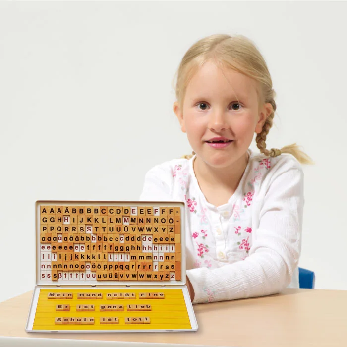 Alphabet-Scrabble, Holz-Buchstabensteine, Bildungsspielzeug, Vorderansicht-Tafel, Mädchen mit Buchstabenbrett