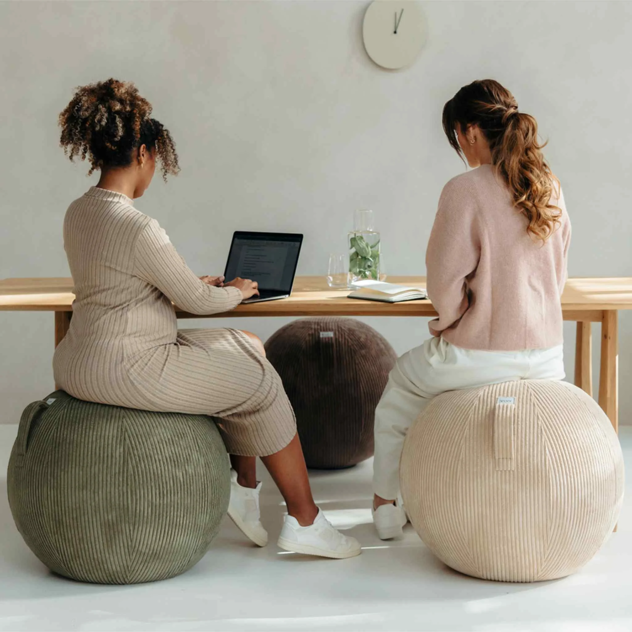 Sitzball, Pouf, Kugelkissen, Cordstoff, Bezug aus Cord