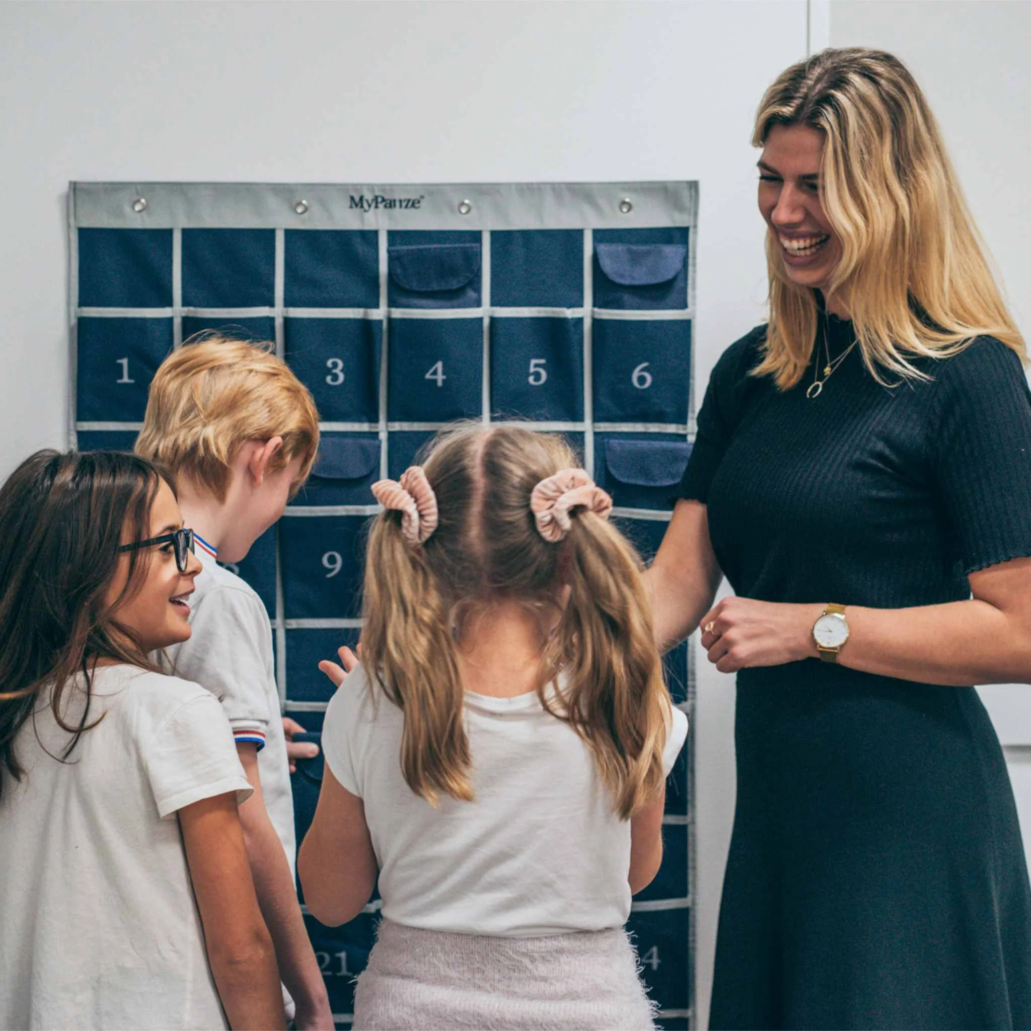 Lehrerin, Klassenzimmer, Aufbewahrungsorganizer, blaue Taschen, Kinderlernen