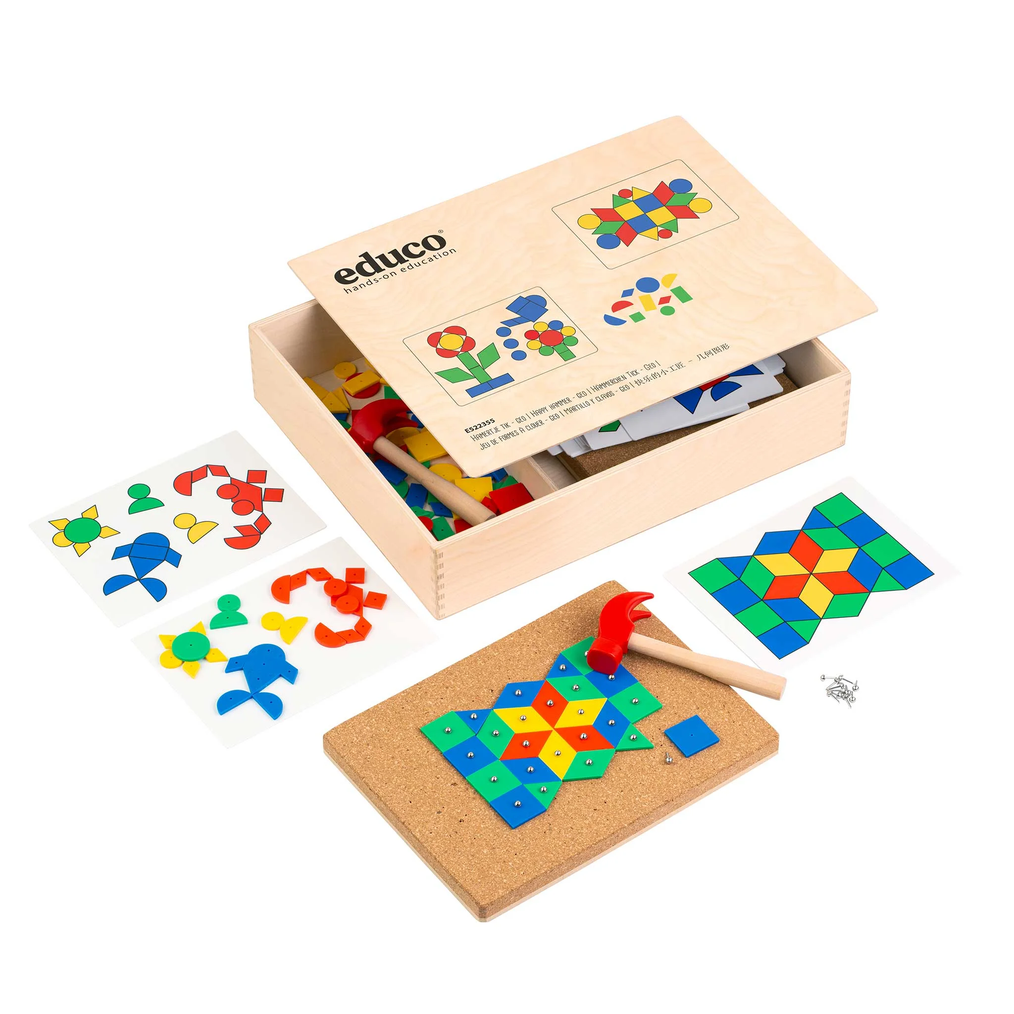 geometrische Puzzle, Holzbox, farbige Kunststoffteile, bunter Tüftelbau, Korkplatte mit Nägeln