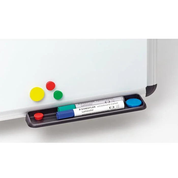 whiteboard, Markerablage, Tafelaufsatz, bunte magnets, grüner marker