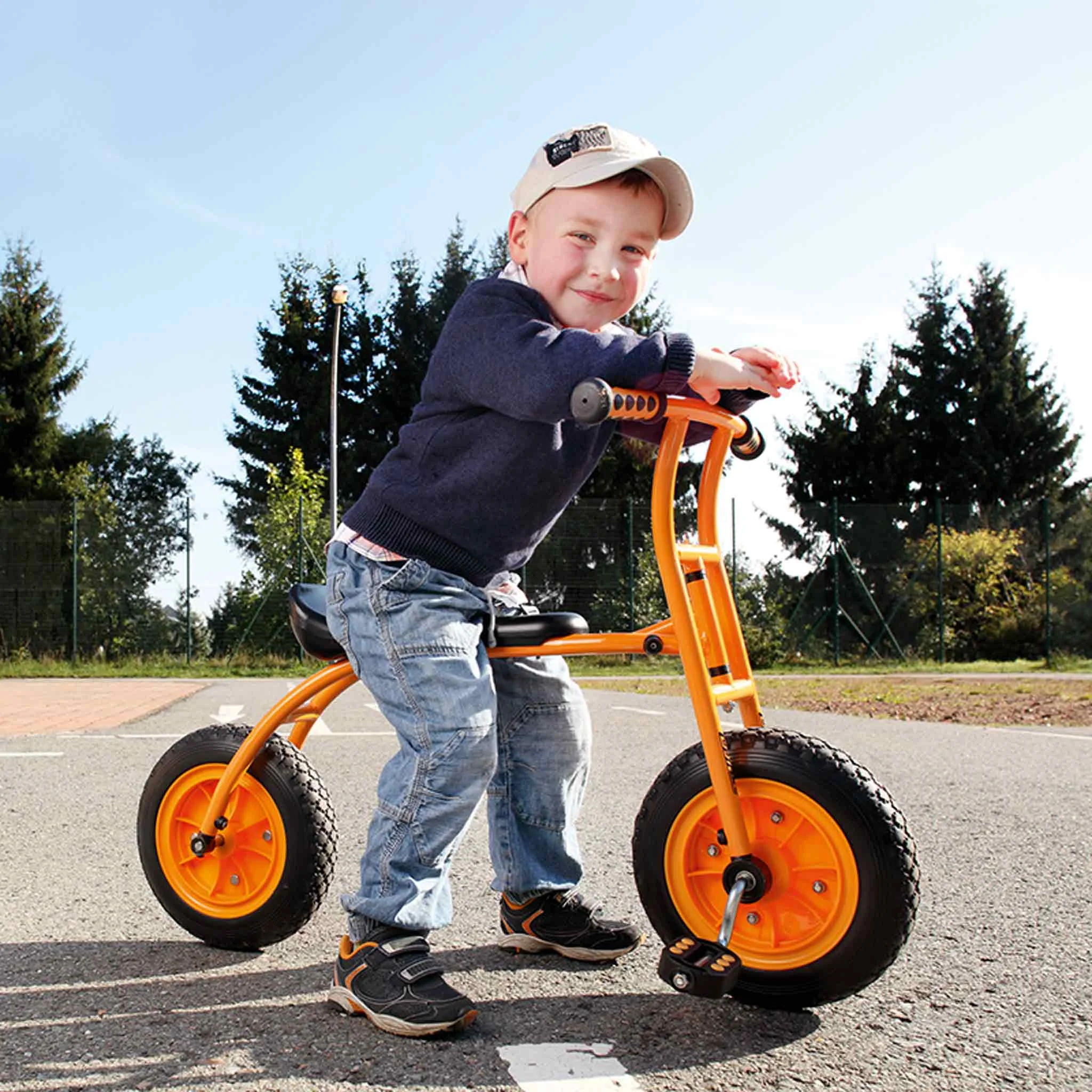 Kinderfahrrad, Balancebike, orange Rahmen, Gummireifen, Cap
