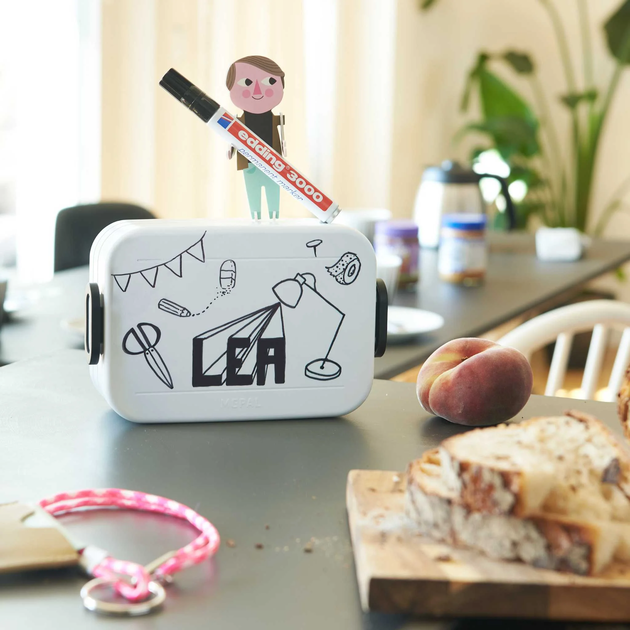 weißes Gerät, virtuelle realität, zeichnung auf oberfläche, pfirsich, brot auf brett