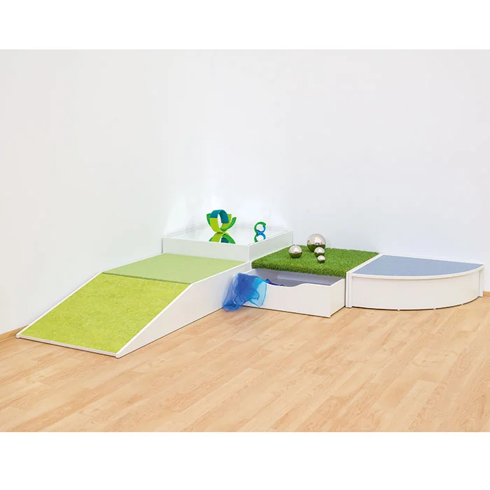 Spielstrukturen, Schaumrampe, Grünfläche, modulare Stufen, Kuschelbereich