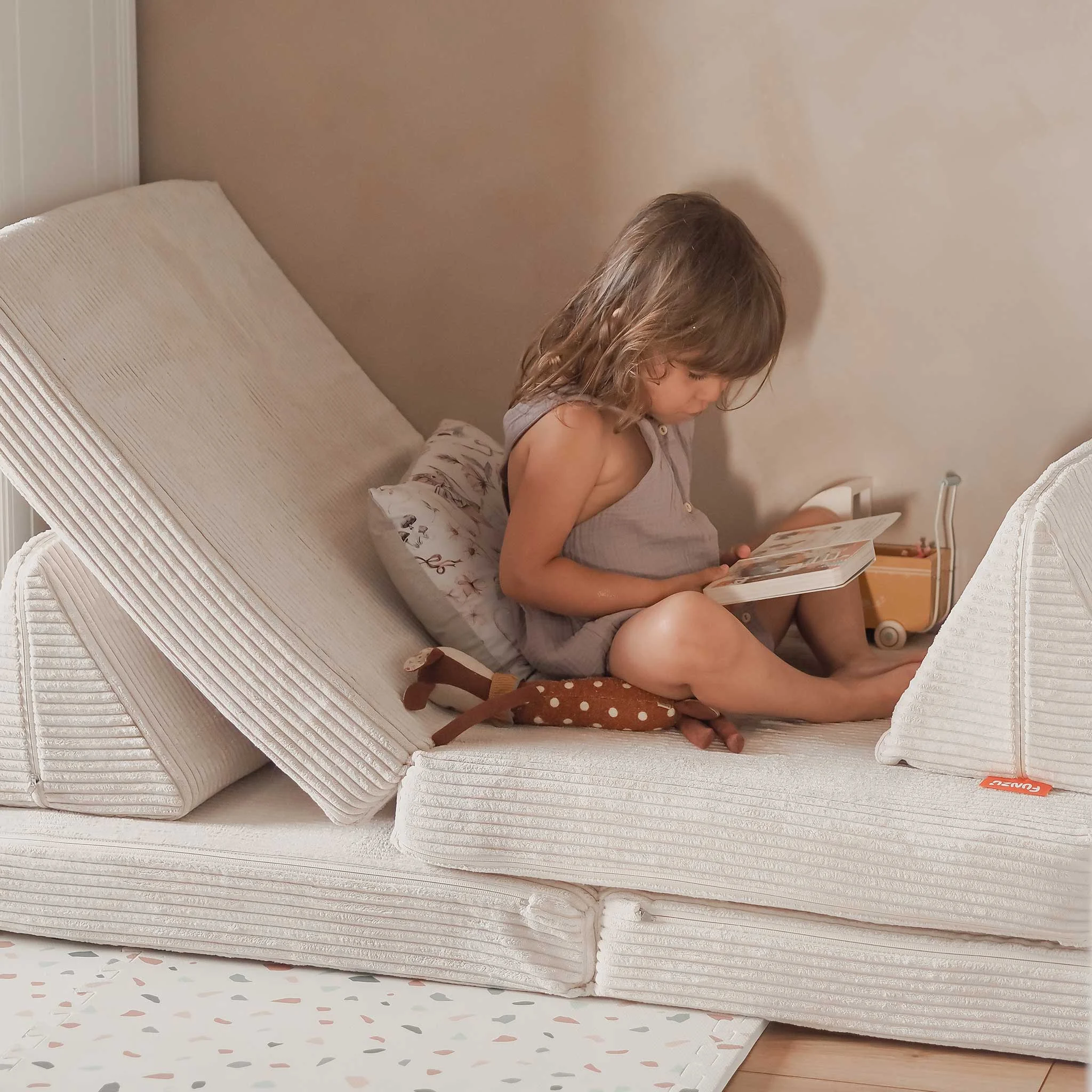 Kind, Baby, Lesen, Sofa, Buchlesen