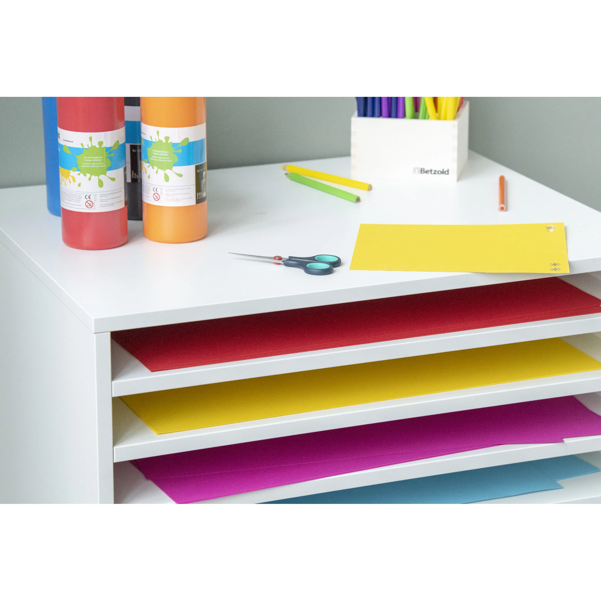 Kunstfarbe, Kartonpapier, Schreibtisch, Schere, Buntpapier