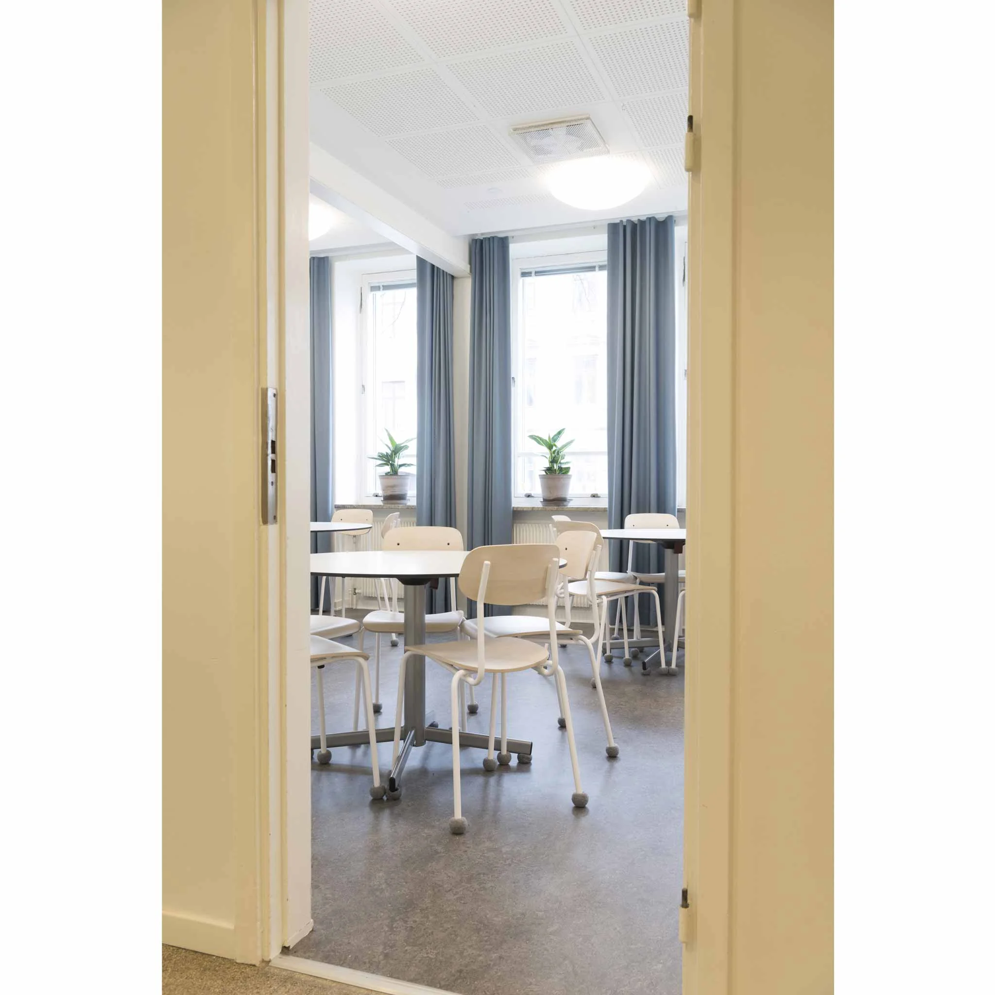classroom, Desks, Stühle, Fenster, Vorhänge