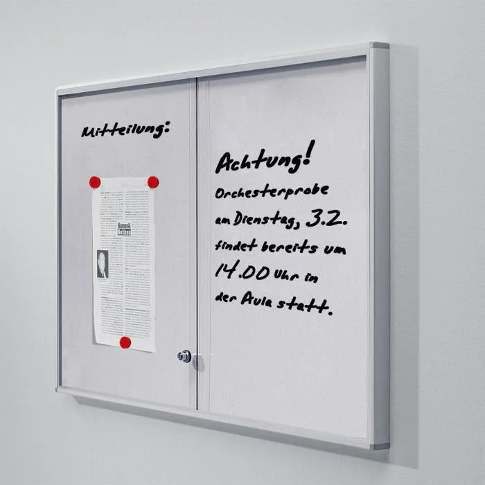 Schwarzes Plakat, Schwarzer Marker, Klemmbrett, Aushangkasten, Hinweisschrift