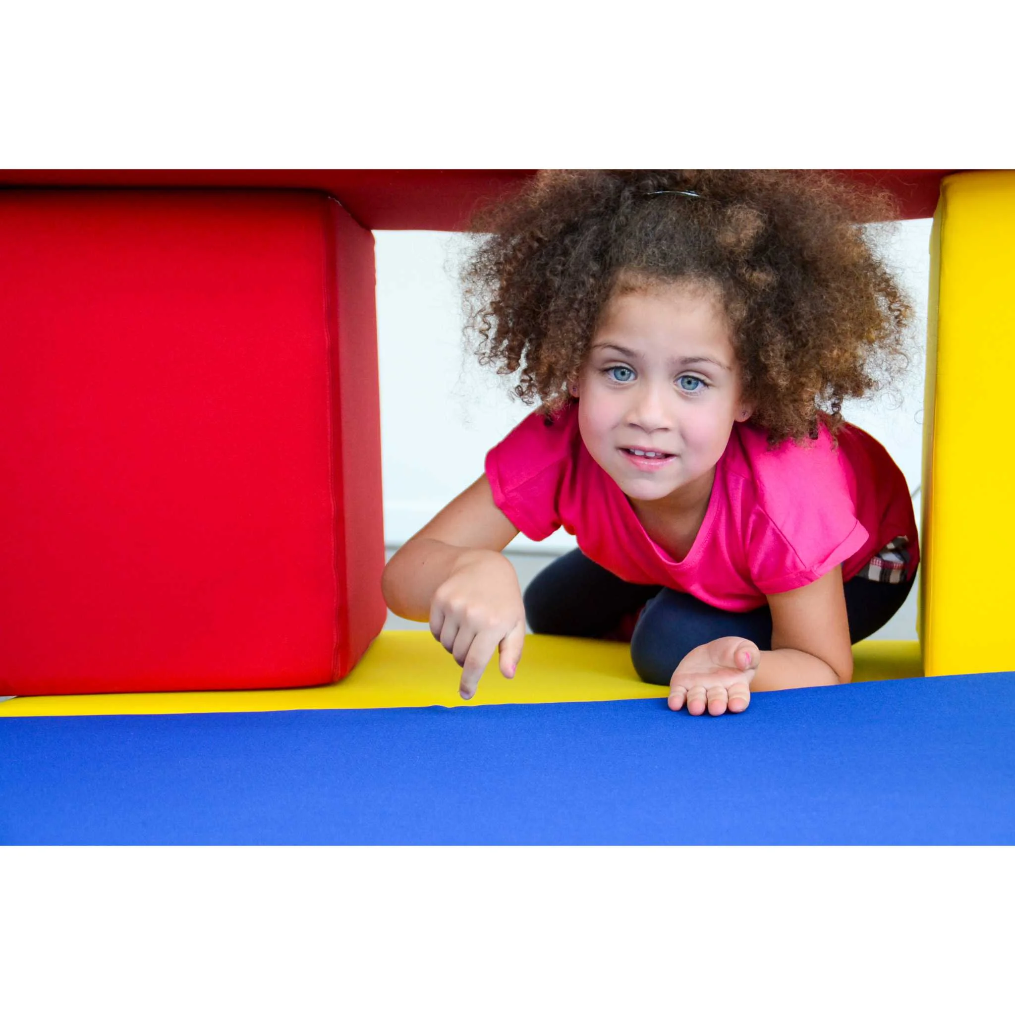 Kinder, Puppe, Rutschbahn?, Kissen?, Spielplatz?