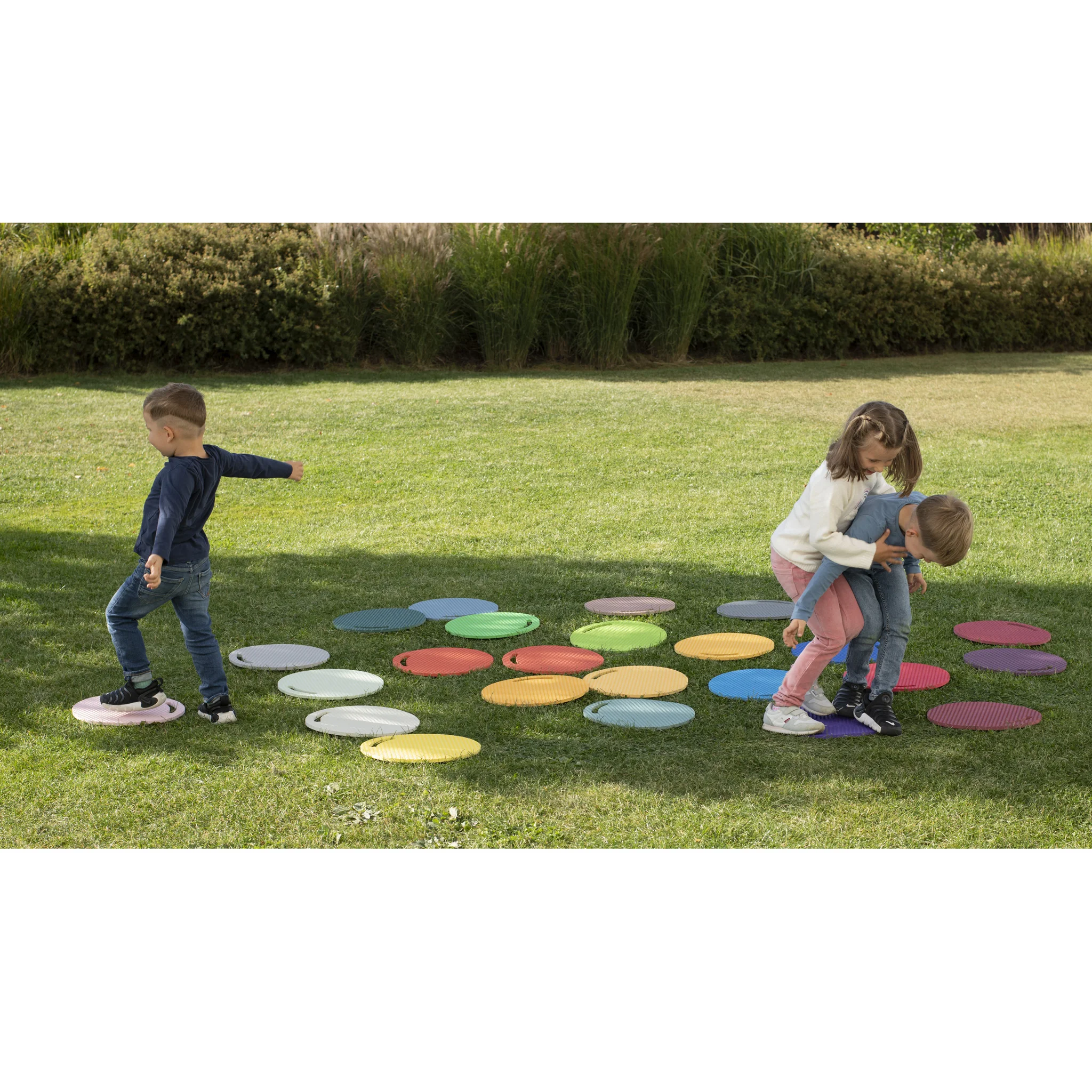 Kinder spielen, Spielplatz, Farbiges Spielmaterial, Outdoor, Grasfläche