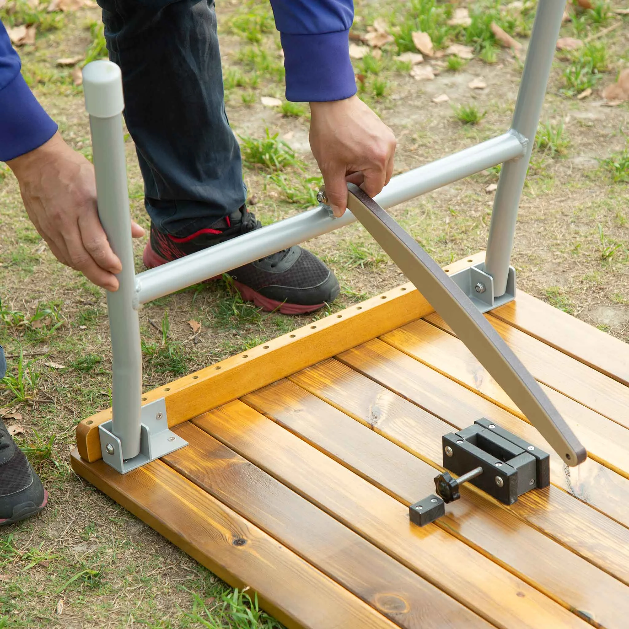 Holzplattform, Schwenkmechanismus, Metallrahmen, Holzbelag, Montagezubehör