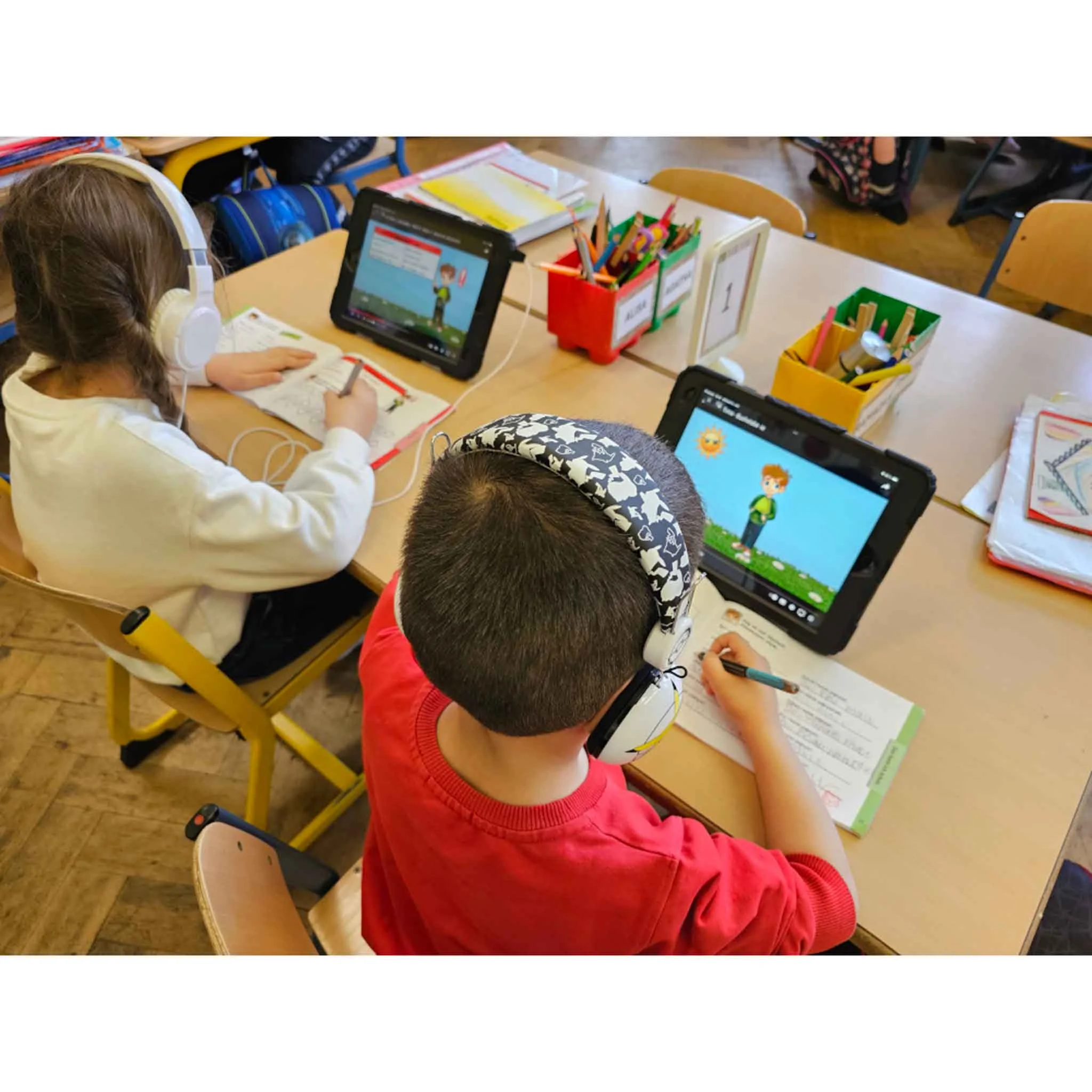 Tablets, Kopfhörer, Schule, digitales Lernen, Schüler