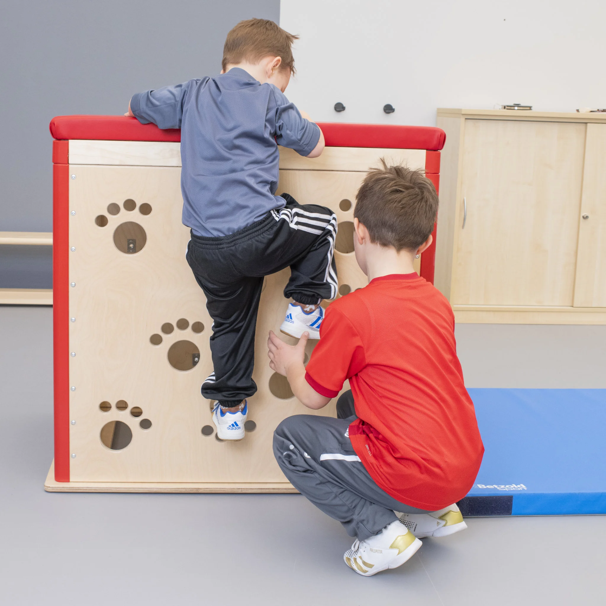 Kinderturngerät, Kletterwand, Holzstruktur, Roter Rahmen, Sportschuhe