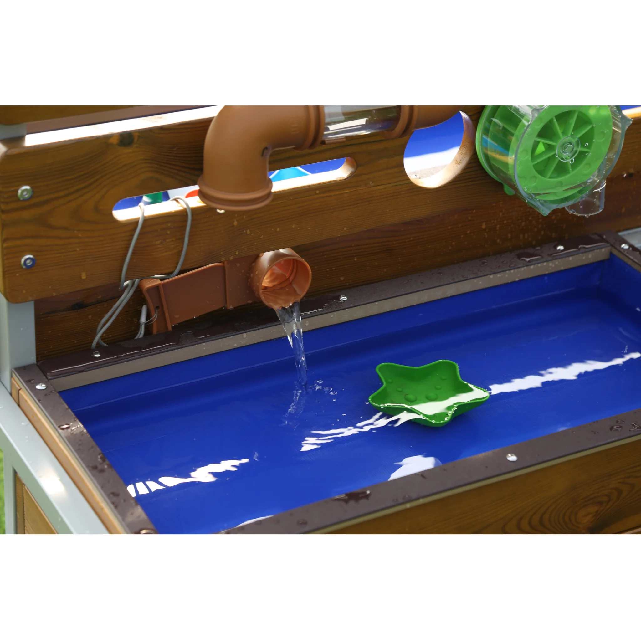 Sanitäre Installation, Wasserbehälter, Holzkonstruktion, grünes Rad, Wasserhahn